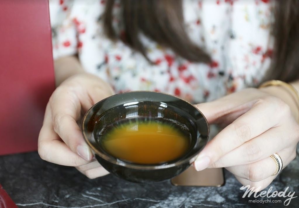 哺餵母奶真的是一件甜蜜的負荷，總是想給她最好的，但又常常一邊擠奶一邊覺得自己快要被榨乾了，所以母乳媽媽真的很需要好好補一下， 這篇來跟大家分享我產後喝的日月養生滴雞精，是曾國城代言的，很好喝、無腥味，零脂肪、零膽固醇，完全不用怕會越補越胖。