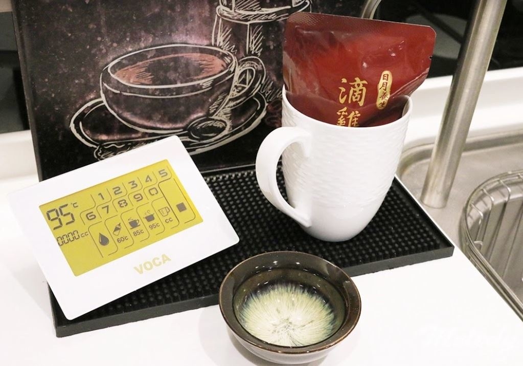 哺餵母奶真的是一件甜蜜的負荷，總是想給她最好的，但又常常一邊擠奶一邊覺得自己快要被榨乾了，所以母乳媽媽真的很需要好好補一下， 這篇來跟大家分享我產後喝的日月養生滴雞精，是曾國城代言的，很好喝、無腥味，零脂肪、零膽固醇，完全不用怕會越補越胖。