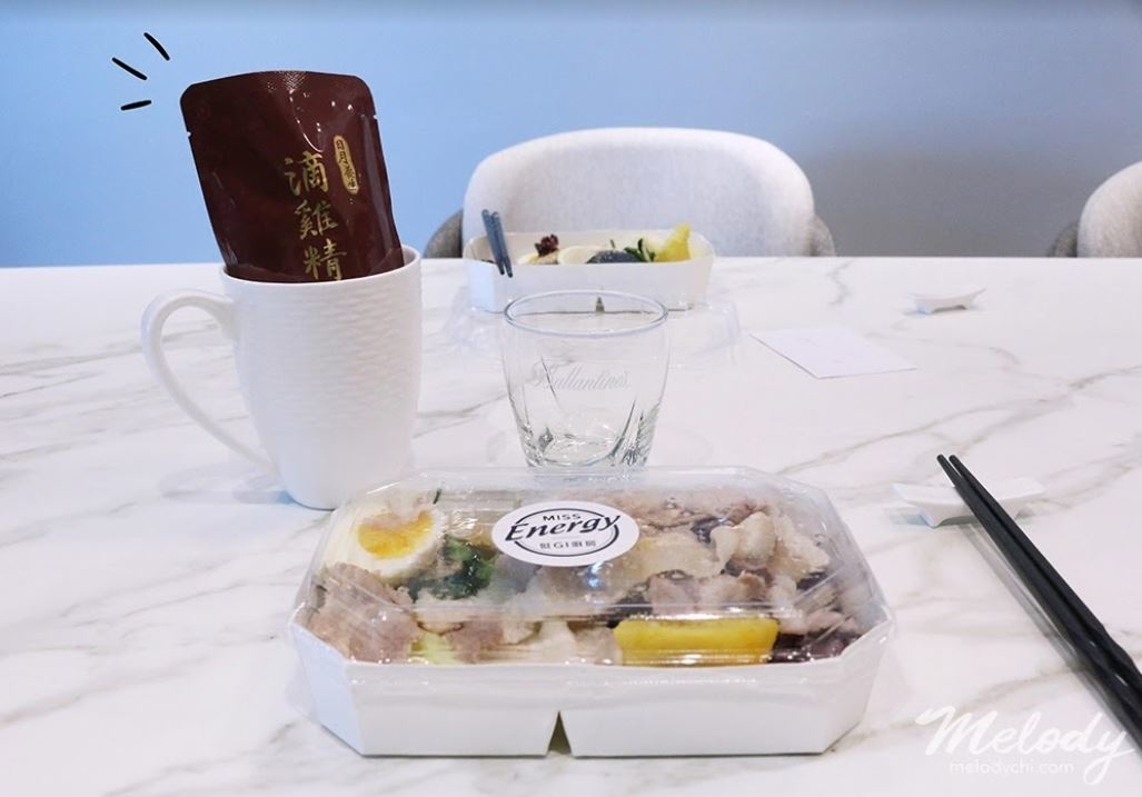 哺餵母奶真的是一件甜蜜的負荷，總是想給她最好的，但又常常一邊擠奶一邊覺得自己快要被榨乾了，所以母乳媽媽真的很需要好好補一下， 這篇來跟大家分享我產後喝的日月養生滴雞精，是曾國城代言的，很好喝、無腥味，零脂肪、零膽固醇，完全不用怕會越補越胖。