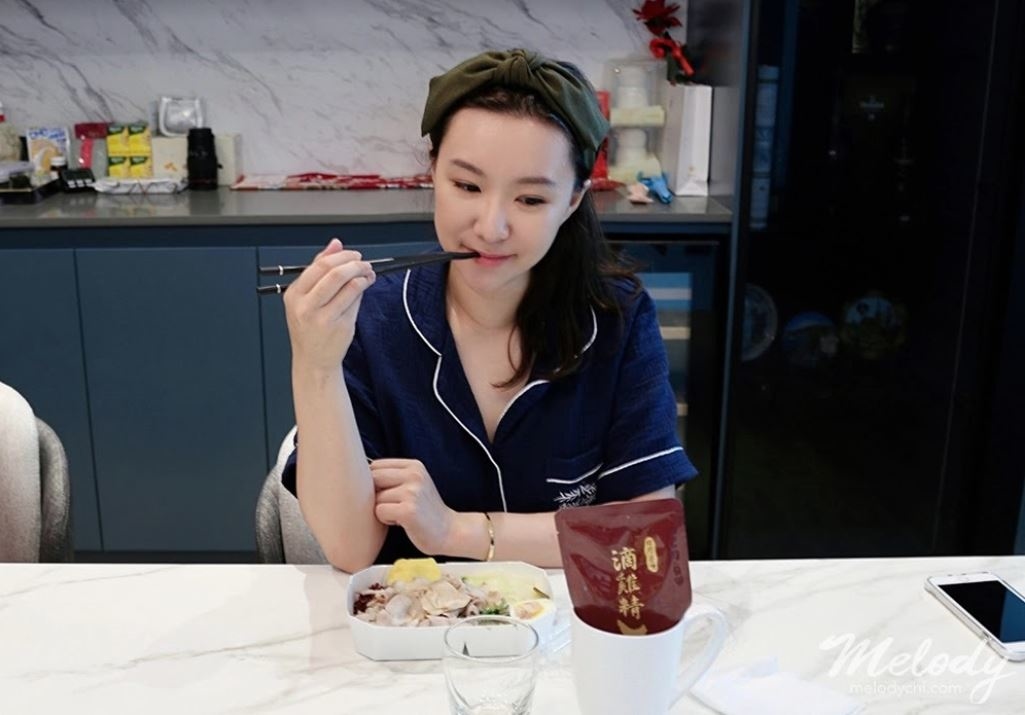 哺餵母奶真的是一件甜蜜的負荷，總是想給她最好的，但又常常一邊擠奶一邊覺得自己快要被榨乾了，所以母乳媽媽真的很需要好好補一下， 這篇來跟大家分享我產後喝的日月養生滴雞精，是曾國城代言的，很好喝、無腥味，零脂肪、零膽固醇，完全不用怕會越補越胖。