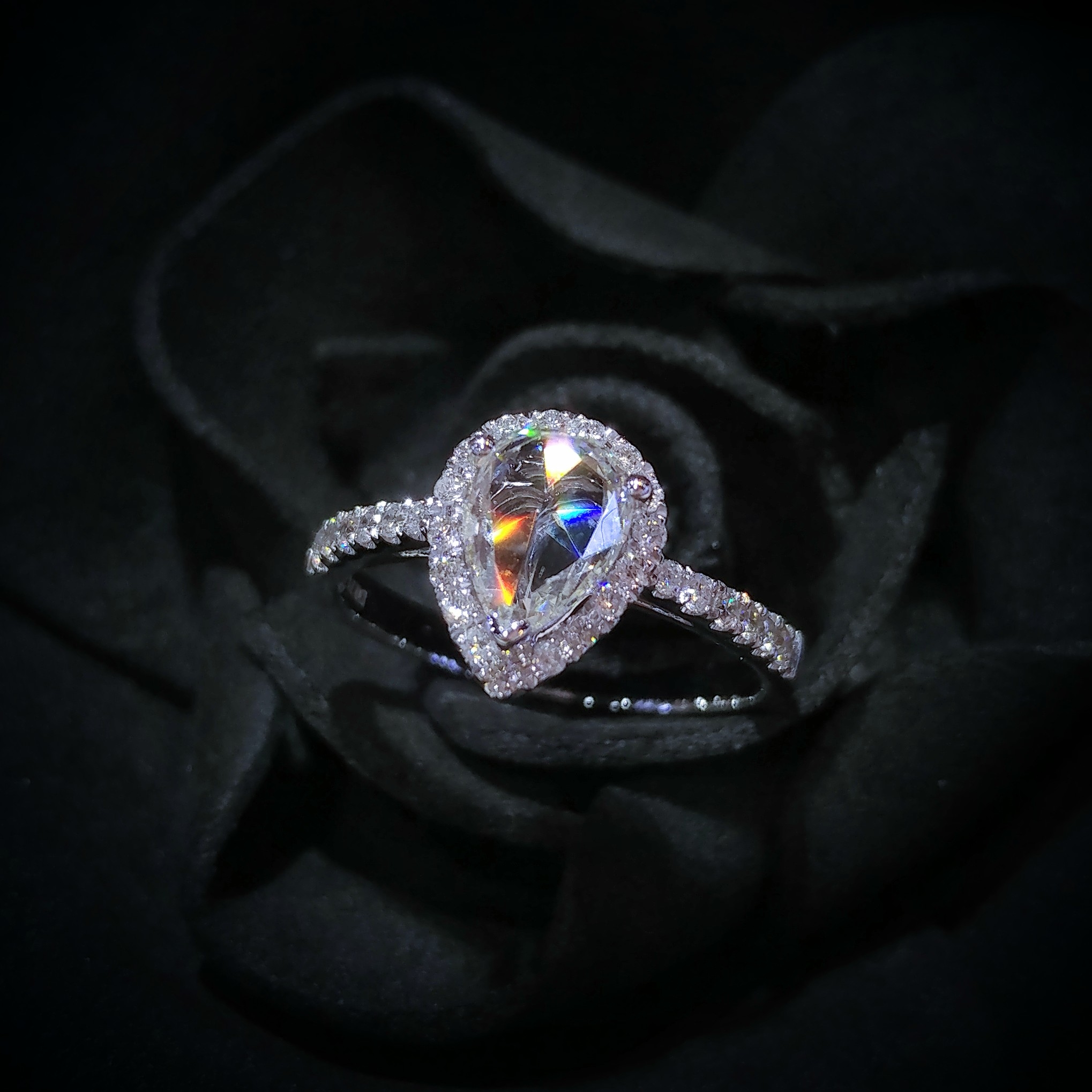 全新18K白金【單粒71份梨形鑽石】配小鑽共95份戒指