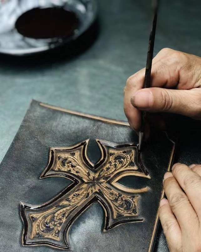 皮雕, 塗飾, 工藝