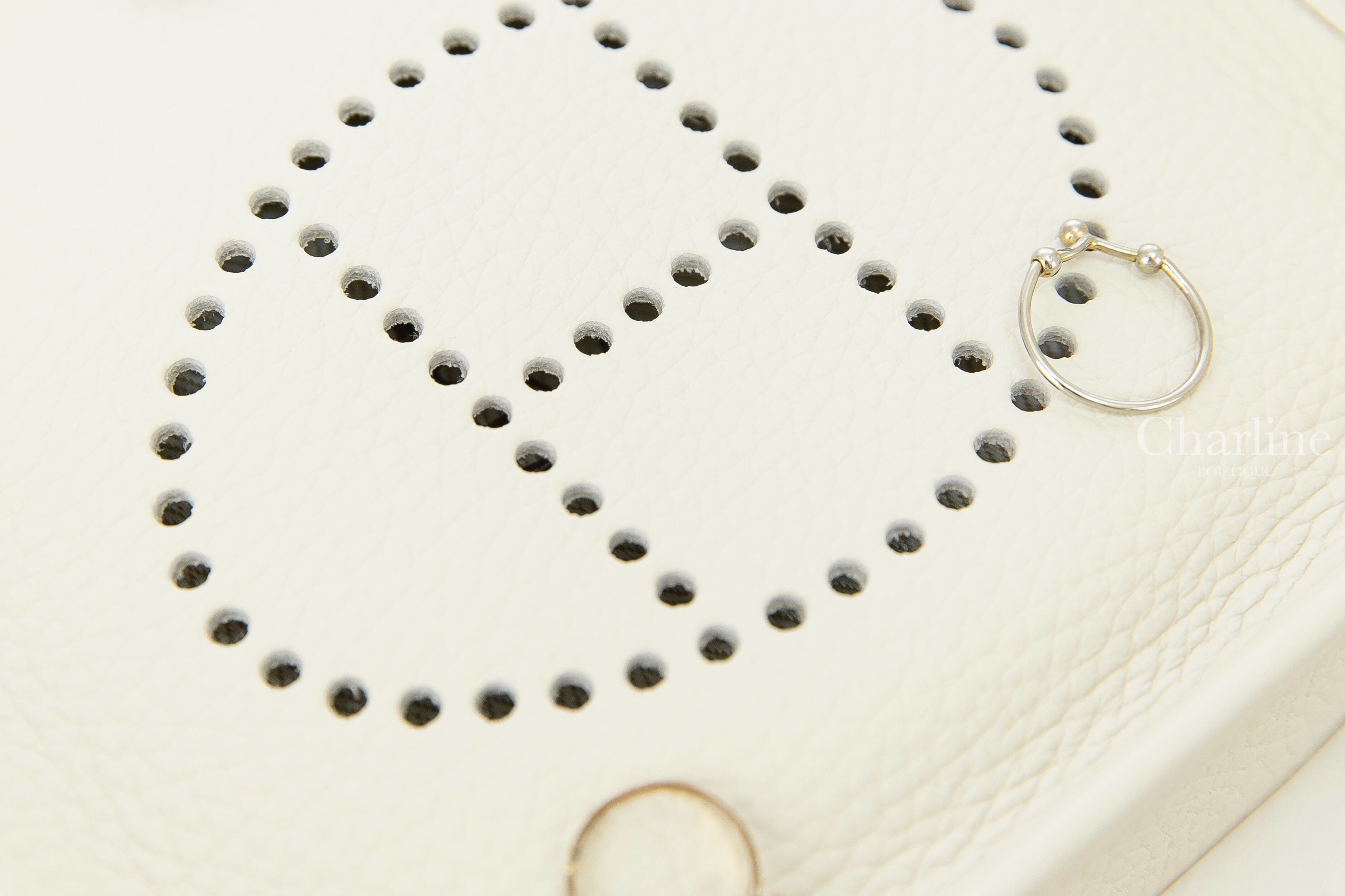 Hermès Evelyne TPM 16cm 10 Craie Taurillon Clemence 奶昔白銀釦簍空洞洞肩背包