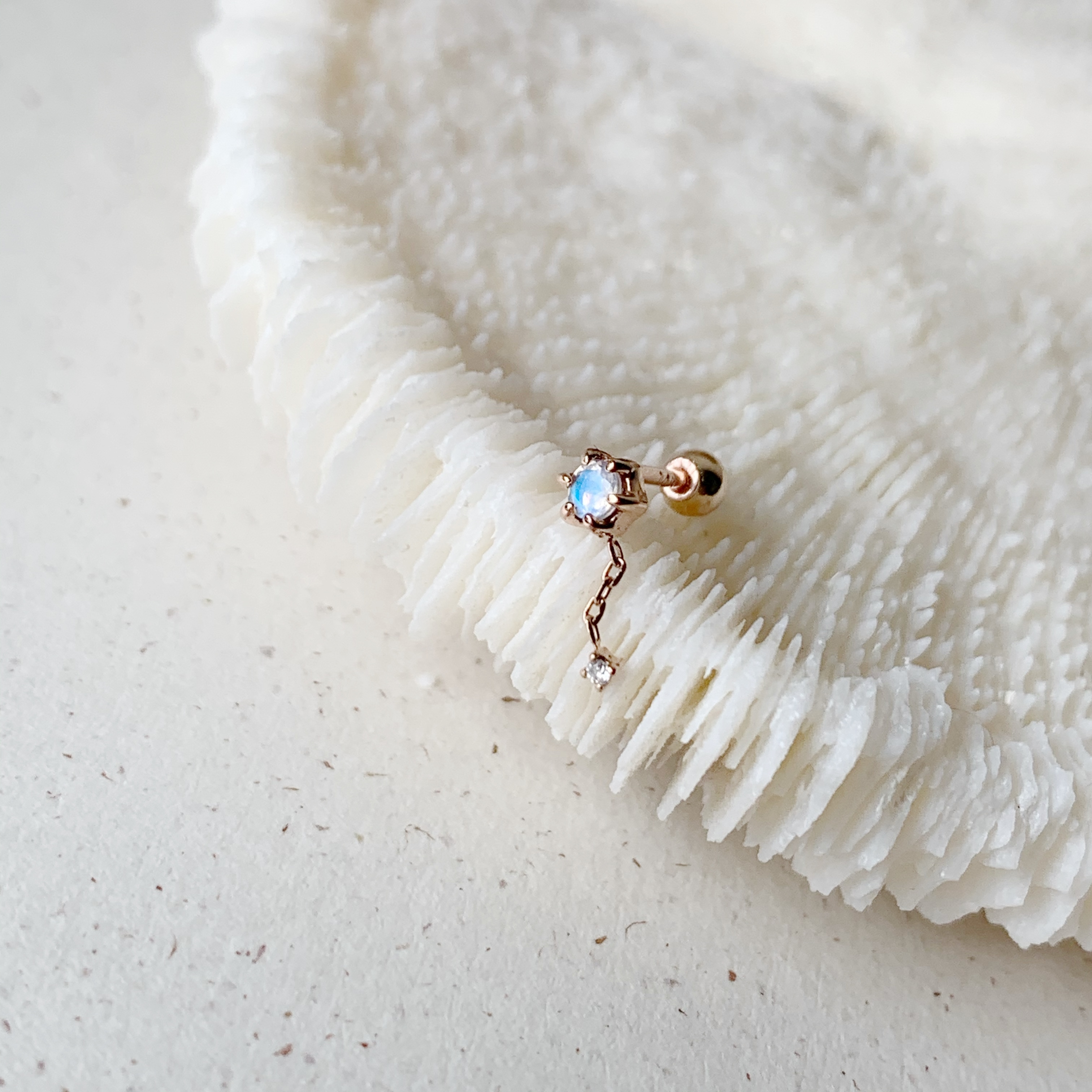 14K六爪月光垂真鑽轉珠耳環