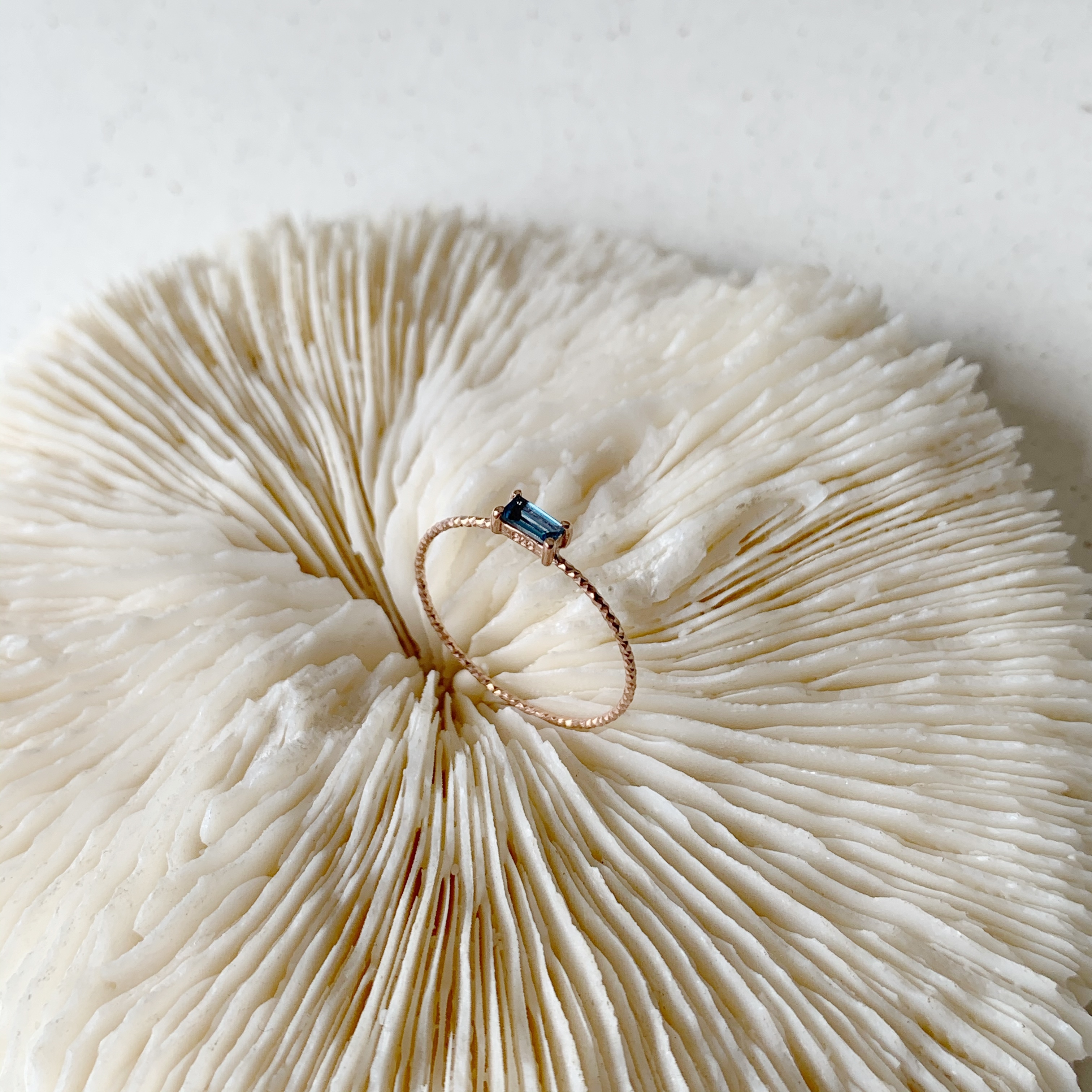 細方四爪倫敦托帕石細戒