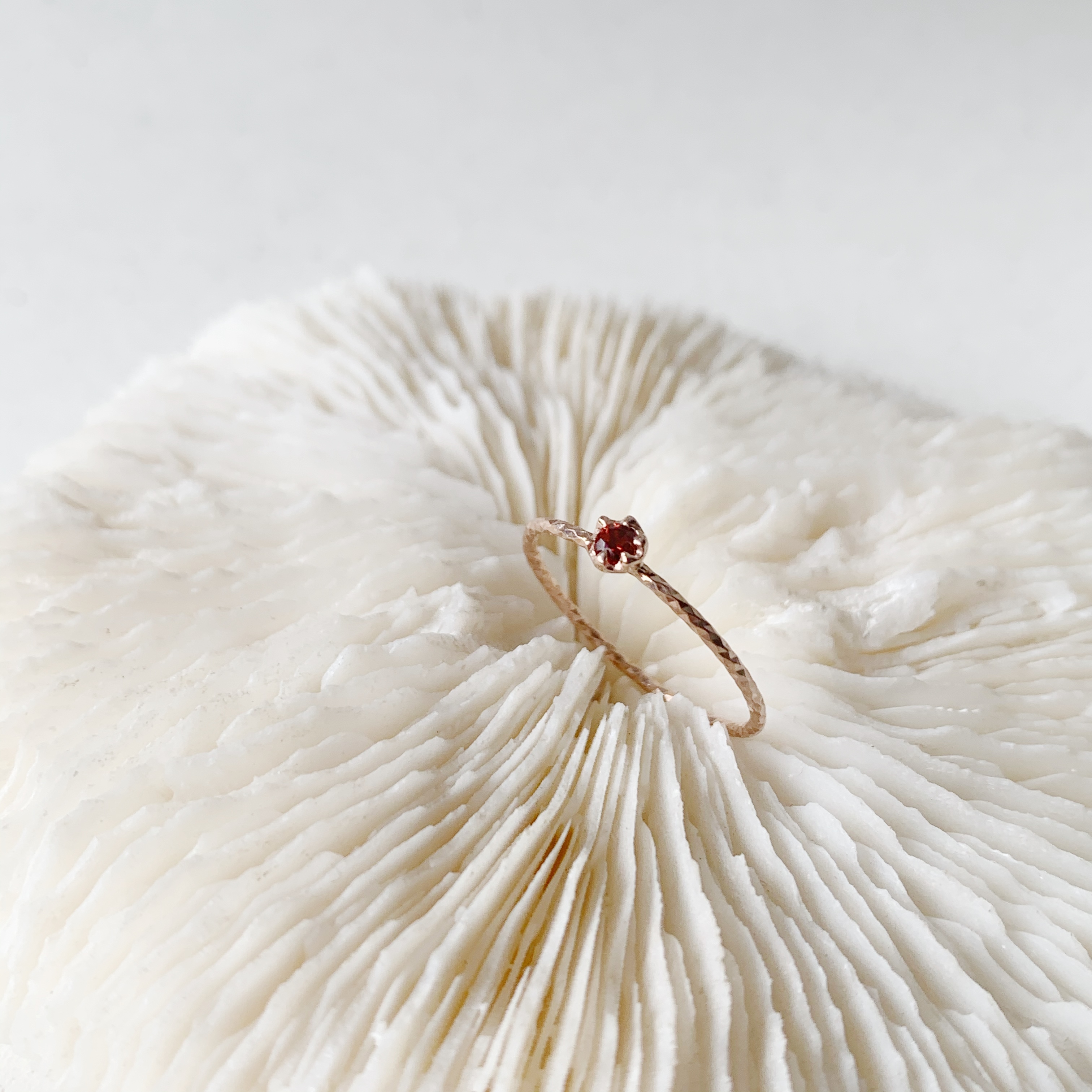 小花六爪石榴石滿天星戒指