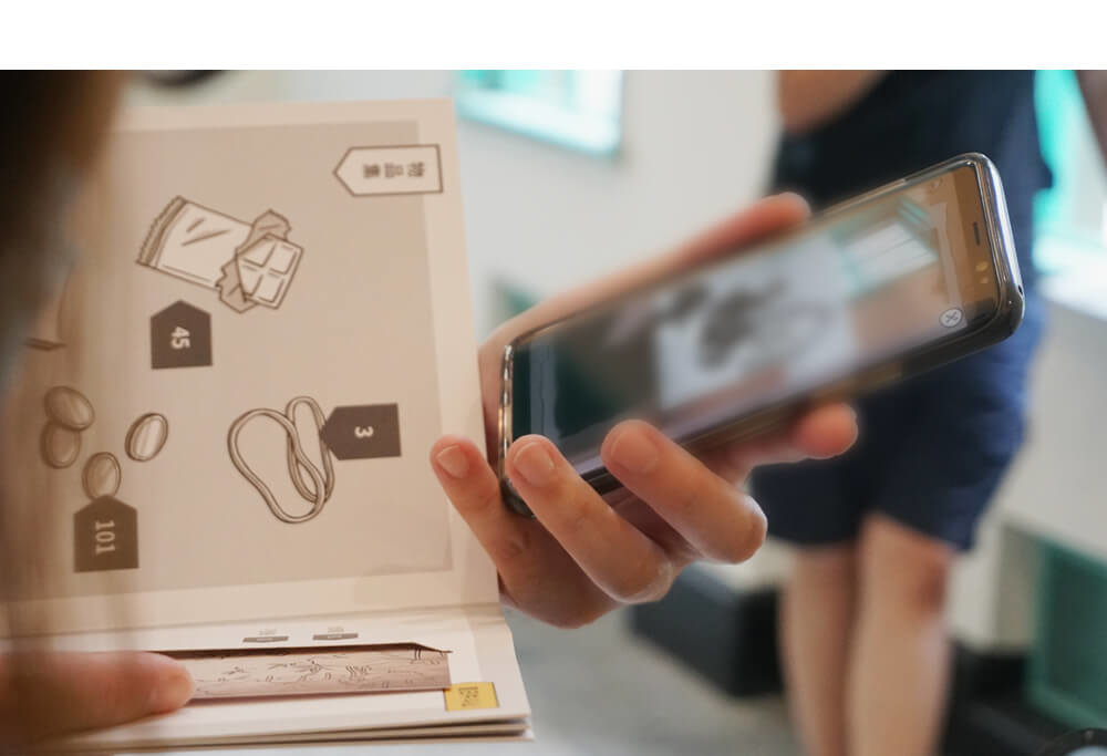 利用 AR實境 、 LINE bot 聊天機器人 以及 實體道具，創造令人驚奇的遊戲玩法