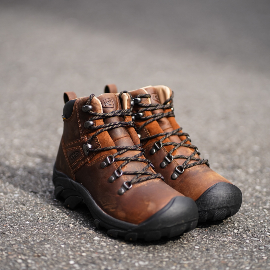 KEEN 女款 PYRENEES 登山健行鞋 棕色