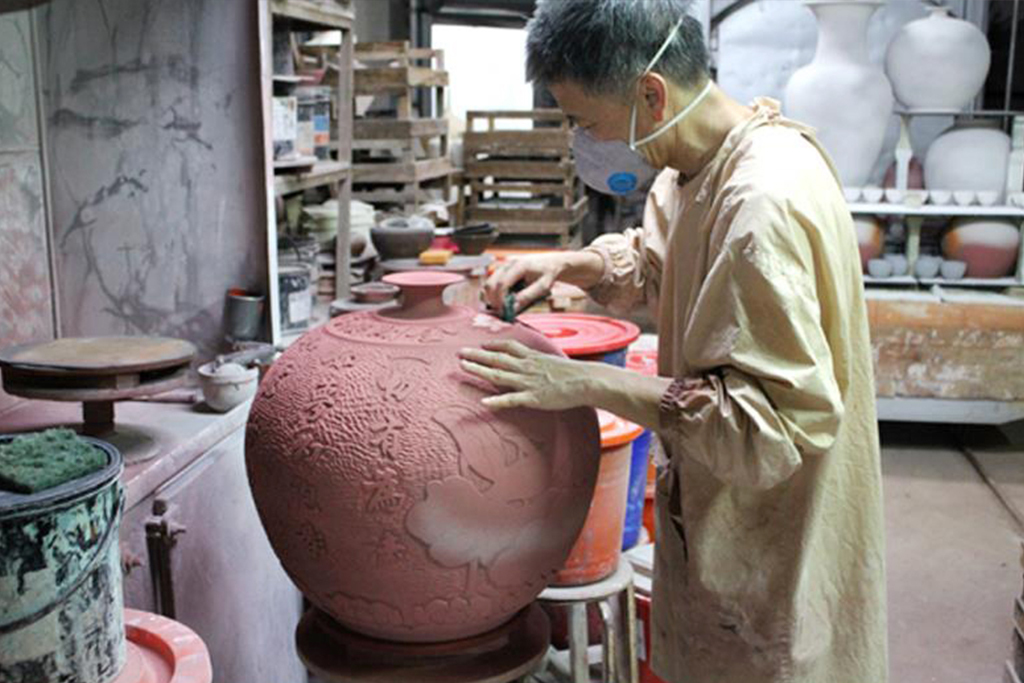 父親毛昌輝累積超過三十年的陶瓷燒製經驗，獨特的彩繪技術、釉色的渲染，將傳統陶瓷工藝推向不同的面貌，堅持手作的精神，更奠定了鶯歌陶瓷產業的地位。