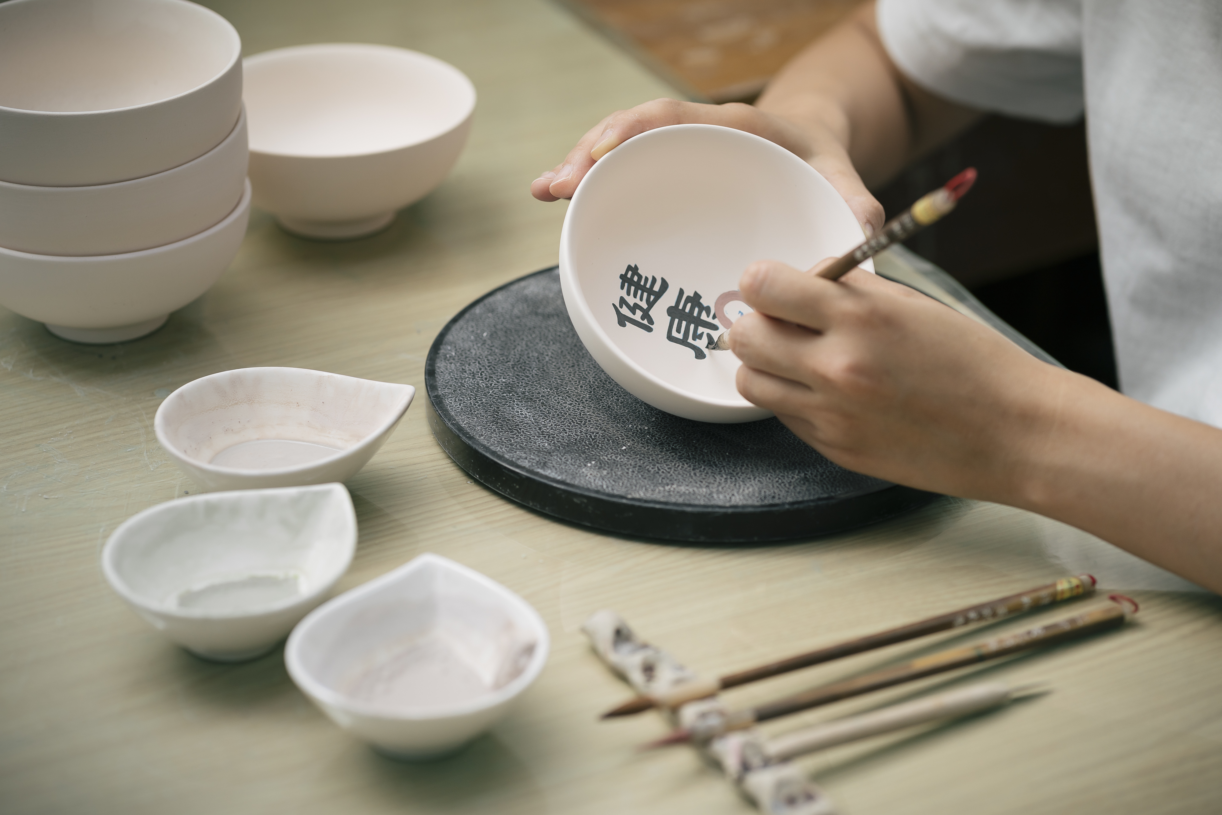 Mao’s 樂陶陶以「貼近生活、傳達祝福」為創作核心， 將充滿人情味的文字、人像與符號融入設計， 將傳統手工藝術的精神延續到你我手中的生活器皿。