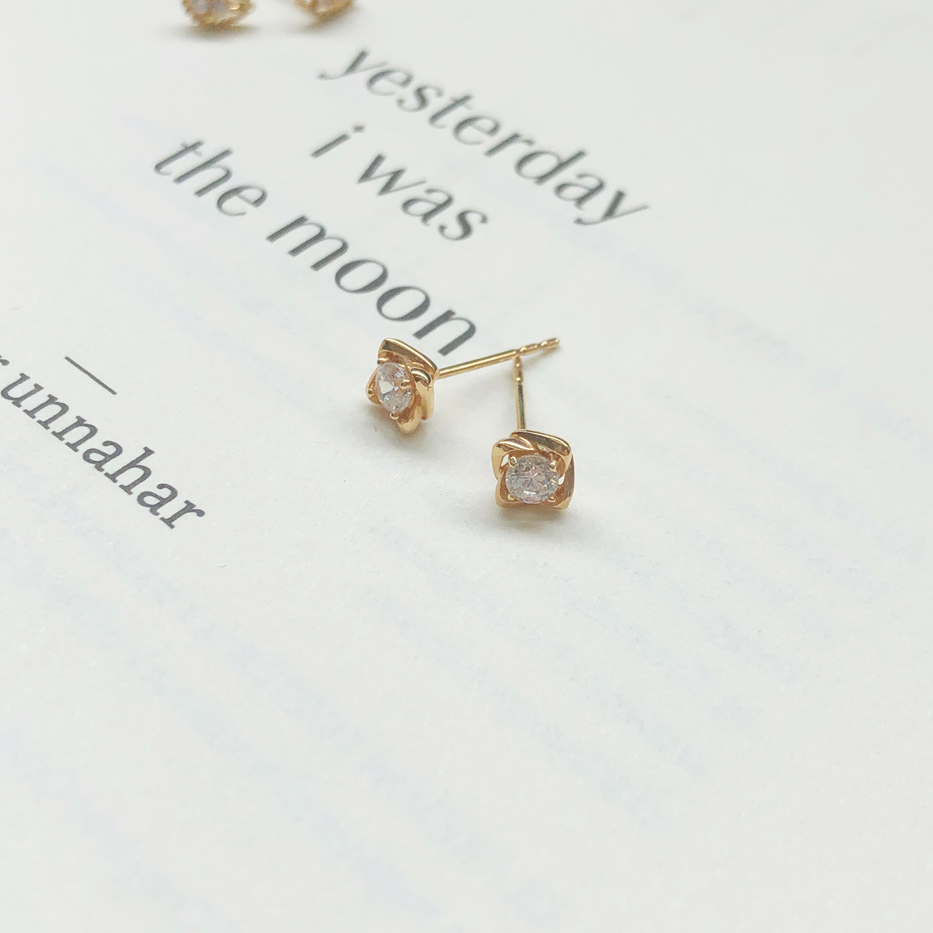 10K/方形花邊單顆寶石耳飾