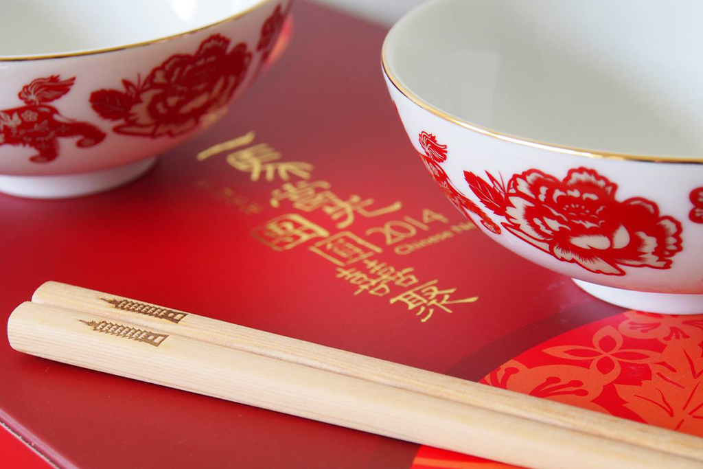 Mao’s 樂陶陶與台北１０１合作馬年春節滿額禮，2014一馬當先團員囍聚碗組。