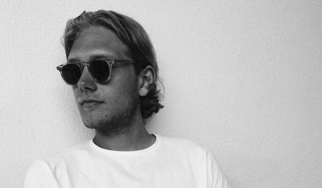 素Ｔ推薦,Tshirt,white,白T,海邊穿搭,海灘褲,墨鏡,夏天