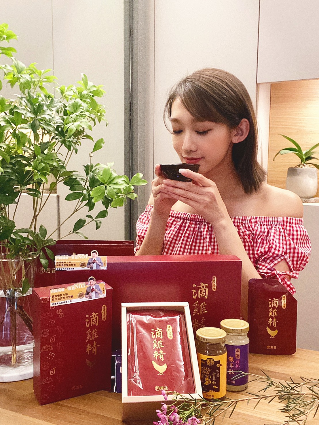 最近因爲疫情關係想多買些滴雞精，來提升自己的元氣，讓身體增強免疫力，而接觸到曾國城薦的日月養生滴雞精，它嚴選合格養雞場養殖的 90天以上擁有健康證書的青壯年紅羽公雞，少些油脂，又多些蛋白質，零膽固醇零脂肪，無腥味，沒有任何額外的添加物，營養健康