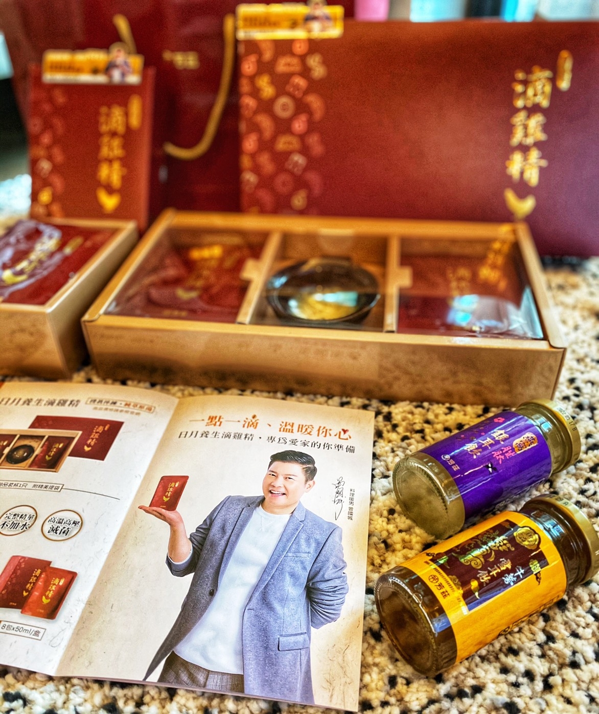 最近因爲疫情關係想多買些滴雞精，來提升自己的元氣，讓身體增強免疫力，而接觸到曾國城薦的日月養生滴雞精，它嚴選合格養雞場養殖的 90天以上擁有健康證書的青壯年紅羽公雞，少些油脂，又多些蛋白質，零膽固醇零脂肪，無腥味，沒有任何額外的添加物，營養健康