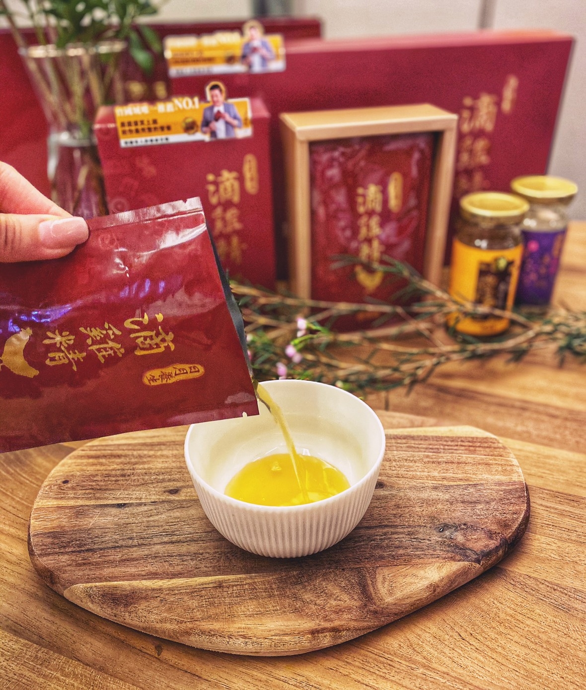 最近因爲疫情關係想多買些滴雞精，來提升自己的元氣，讓身體增強免疫力，而接觸到曾國城薦的日月養生滴雞精，它嚴選合格養雞場養殖的 90天以上擁有健康證書的青壯年紅羽公雞，少些油脂，又多些蛋白質，零膽固醇零脂肪，無腥味，沒有任何額外的添加物，營養健康