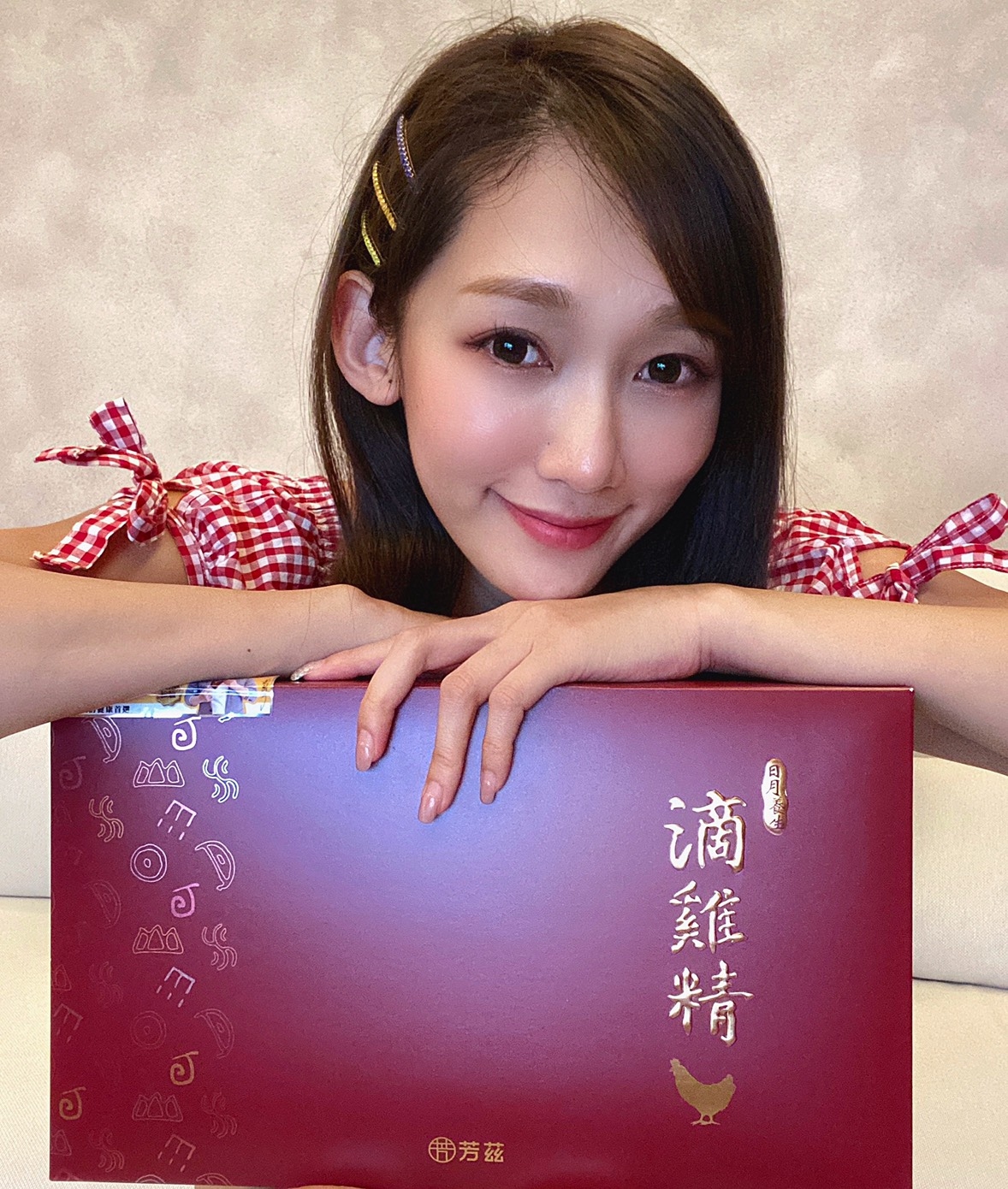 最近因爲疫情關係想多買些滴雞精，來提升自己的元氣，讓身體增強免疫力，而接觸到曾國城薦的日月養生滴雞精，它嚴選合格養雞場養殖的 90天以上擁有健康證書的青壯年紅羽公雞，少些油脂，又多些蛋白質，零膽固醇零脂肪，無腥味，沒有任何額外的添加物，營養健康