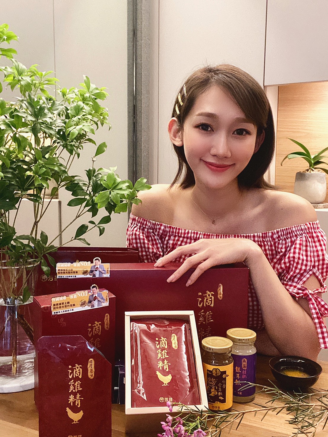 最近因爲疫情關係想多買些滴雞精，來提升自己的元氣，讓身體增強免疫力，而接觸到曾國城薦的日月養生滴雞精，它嚴選合格養雞場養殖的 90天以上擁有健康證書的青壯年紅羽公雞，少些油脂，又多些蛋白質，零膽固醇零脂肪，無腥味，沒有任何額外的添加物，營養健康