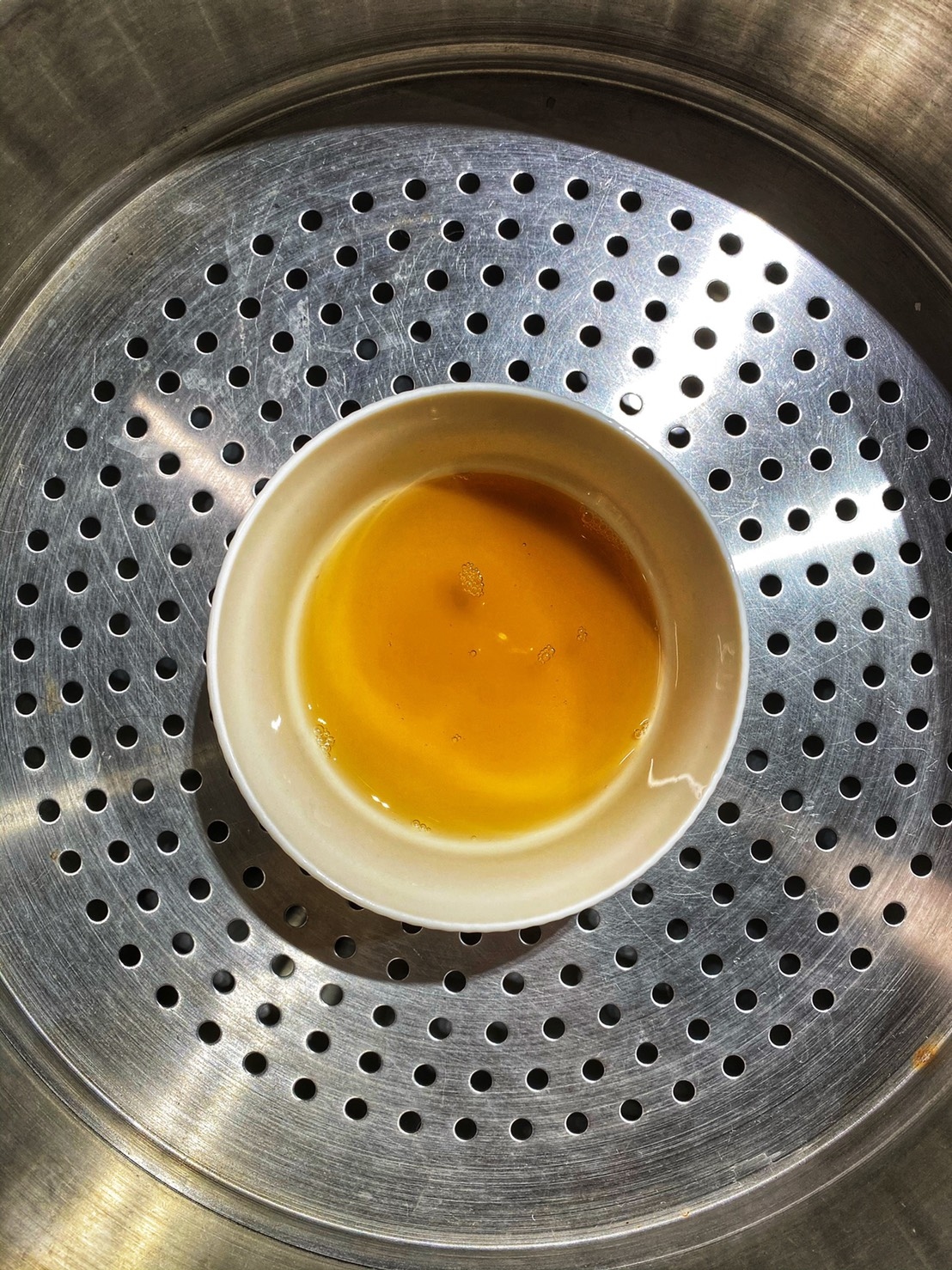 最近因爲疫情關係想多買些滴雞精，來提升自己的元氣，讓身體增強免疫力，而接觸到曾國城薦的日月養生滴雞精，它嚴選合格養雞場養殖的 90天以上擁有健康證書的青壯年紅羽公雞，少些油脂，又多些蛋白質，零膽固醇零脂肪，無腥味，沒有任何額外的添加物，營養健康