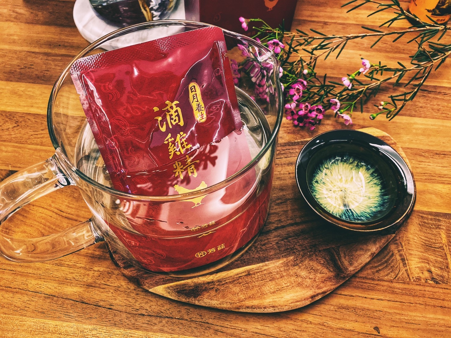 最近因爲疫情關係想多買些滴雞精，來提升自己的元氣，讓身體增強免疫力，而接觸到曾國城薦的日月養生滴雞精，它嚴選合格養雞場養殖的 90天以上擁有健康證書的青壯年紅羽公雞，少些油脂，又多些蛋白質，零膽固醇零脂肪，無腥味，沒有任何額外的添加物，營養健康