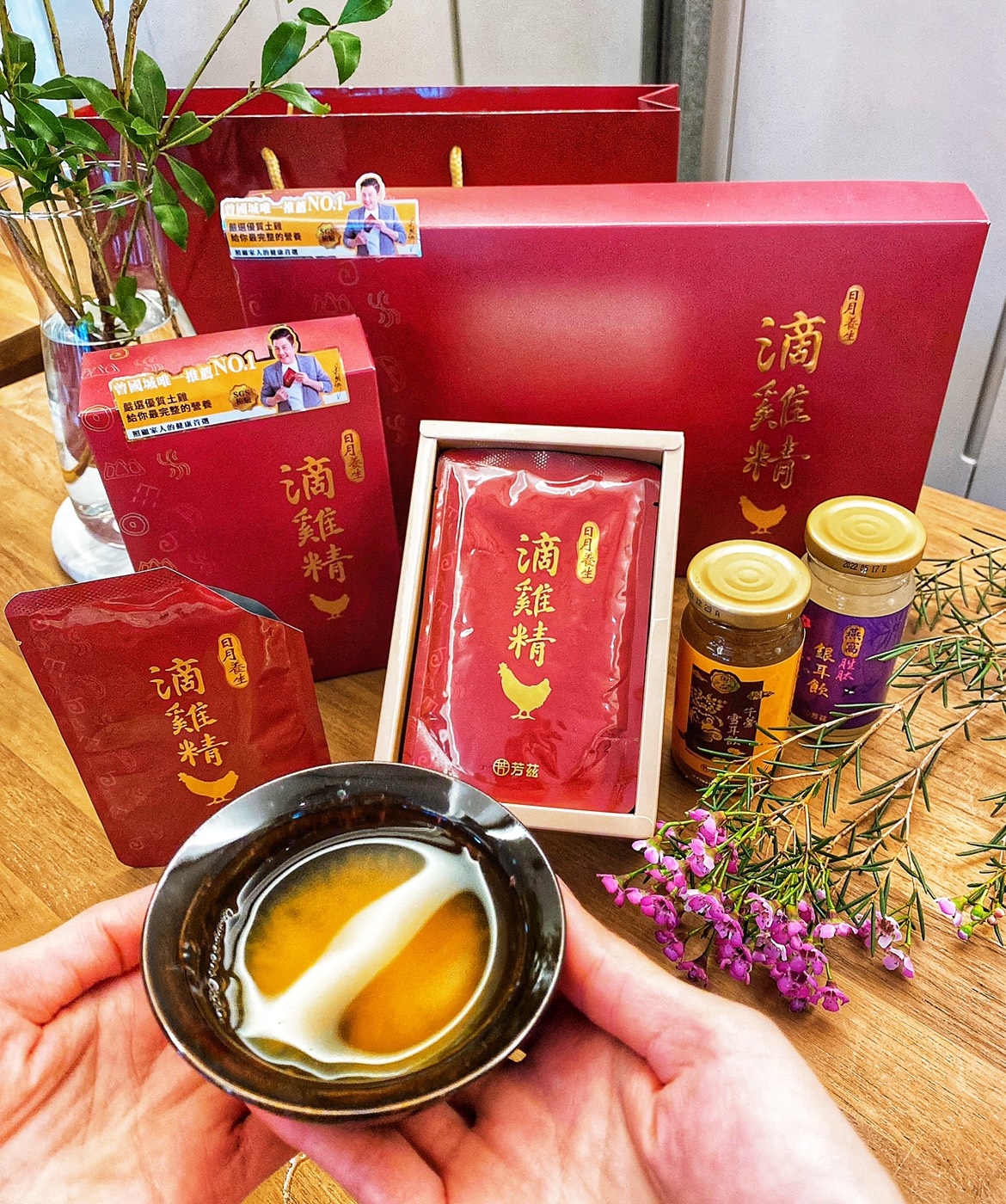 最近因爲疫情關係想多買些滴雞精，來提升自己的元氣，讓身體增強免疫力，而接觸到曾國城薦的日月養生滴雞精，它嚴選合格養雞場養殖的 90天以上擁有健康證書的青壯年紅羽公雞，少些油脂，又多些蛋白質，零膽固醇零脂肪，無腥味，沒有任何額外的添加物，營養健康