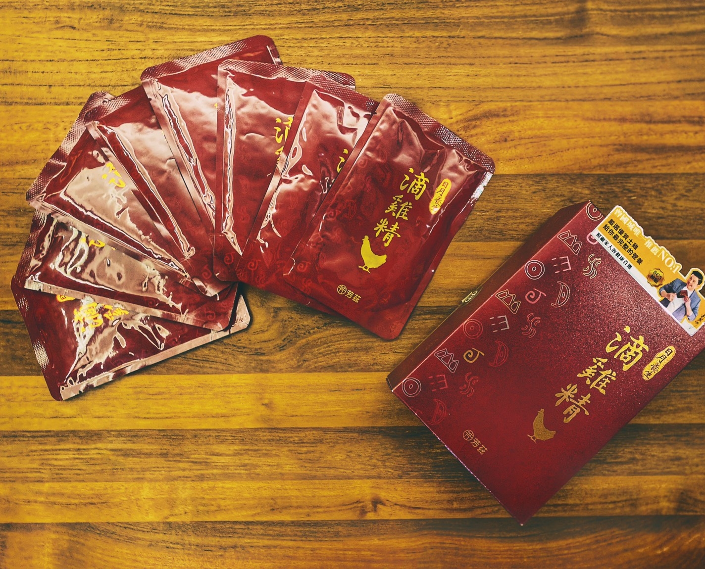 最近因爲疫情關係想多買些滴雞精，來提升自己的元氣，讓身體增強免疫力，而接觸到曾國城薦的日月養生滴雞精，它嚴選合格養雞場養殖的 90天以上擁有健康證書的青壯年紅羽公雞，少些油脂，又多些蛋白質，零膽固醇零脂肪，無腥味，沒有任何額外的添加物，營養健康