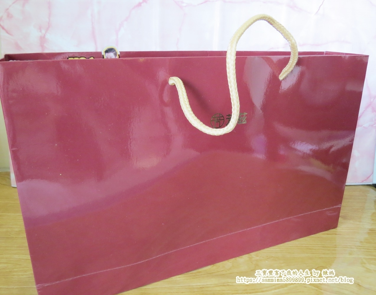 日月養生滴雞精獨立式的包裝，很適合常溫保存，嚴選有健康證書的紅羽土公雞，並且由波蜜的製造大廠製成，  層層都經過嚴格把關，並經過完整的SGS檢驗，讓辣媽可以喝的好安心，沒有多餘的水分及調味，製作出清澈無雜質的滴雞精，並且保留住雞隻的完整營養及精華。