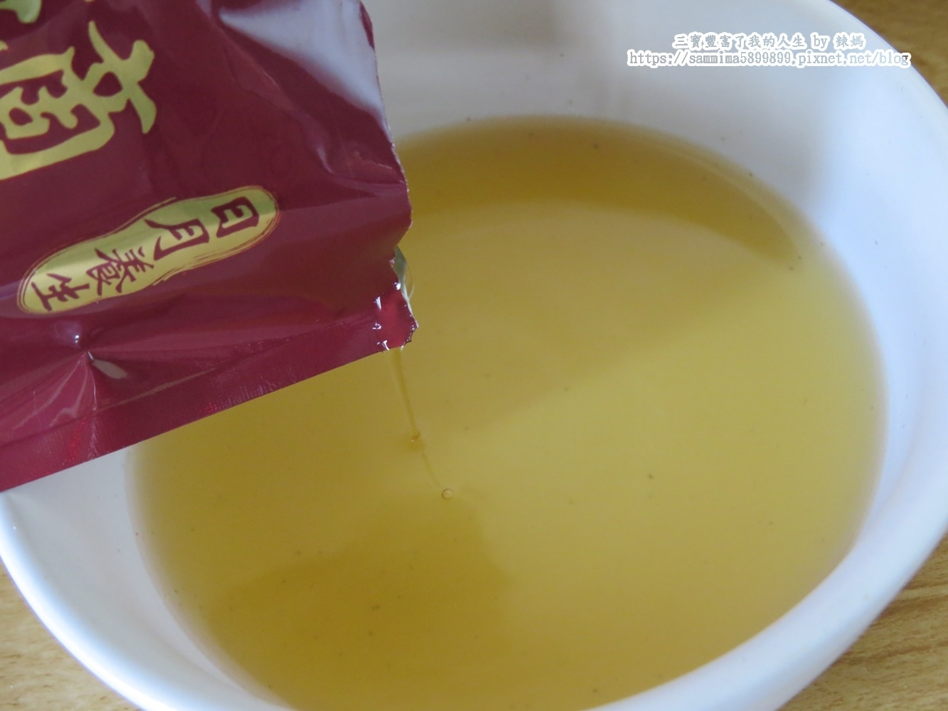 日月養生滴雞精獨立式的包裝，很適合常溫保存，嚴選有健康證書的紅羽土公雞，並且由波蜜的製造大廠製成，  層層都經過嚴格把關，並經過完整的SGS檢驗，讓辣媽可以喝的好安心，沒有多餘的水分及調味，製作出清澈無雜質的滴雞精，並且保留住雞隻的完整營養及精華。