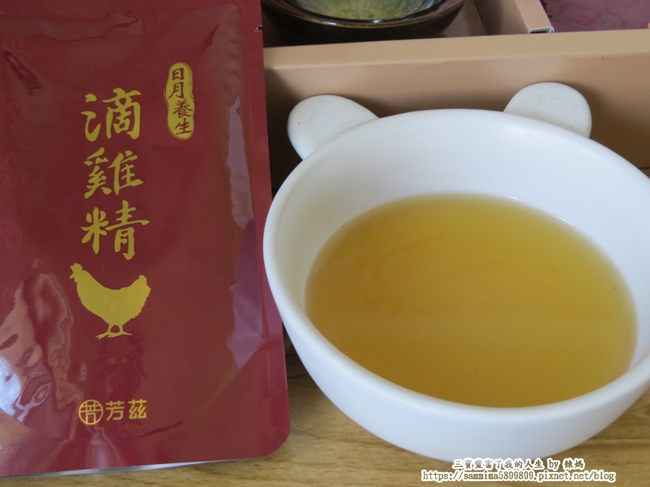 日月養生滴雞精獨立式的包裝，很適合常溫保存，嚴選有健康證書的紅羽土公雞，並且由波蜜的製造大廠製成，  層層都經過嚴格把關，並經過完整的SGS檢驗，讓辣媽可以喝的好安心，沒有多餘的水分及調味，製作出清澈無雜質的滴雞精，並且保留住雞隻的完整營養及精華。