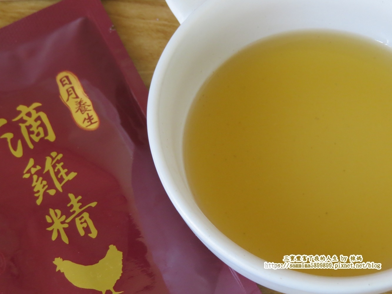 日月養生滴雞精獨立式的包裝，很適合常溫保存，嚴選有健康證書的紅羽土公雞，並且由波蜜的製造大廠製成，  層層都經過嚴格把關，並經過完整的SGS檢驗，讓辣媽可以喝的好安心，沒有多餘的水分及調味，製作出清澈無雜質的滴雞精，並且保留住雞隻的完整營養及精華。