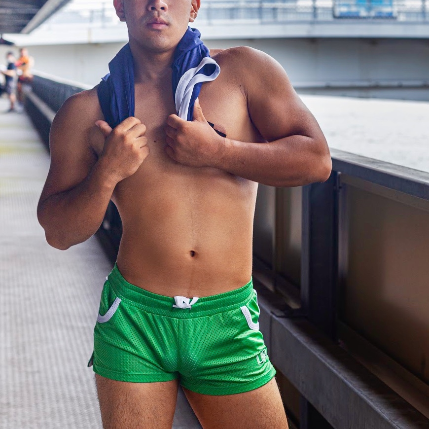 Mesh UP Super Shorts 雙側線 超短運動褲 鮮草綠/純白色