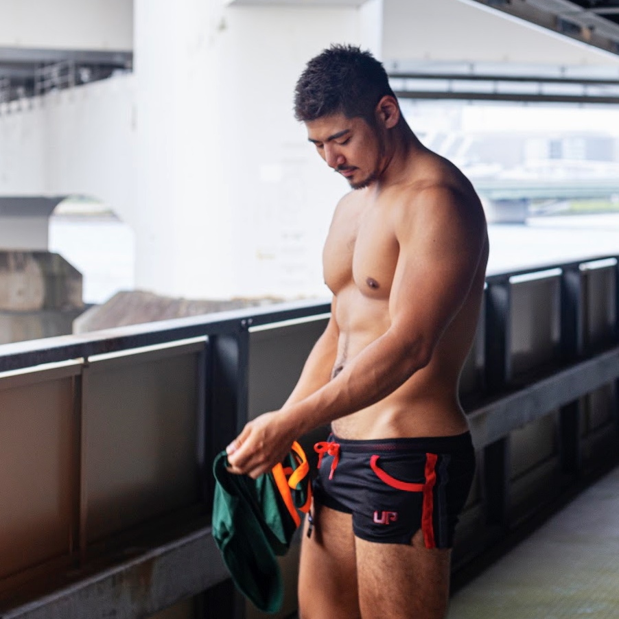 Mesh UP Super Shorts 雙側線 超短運動褲 墨亮黑/紅/灰