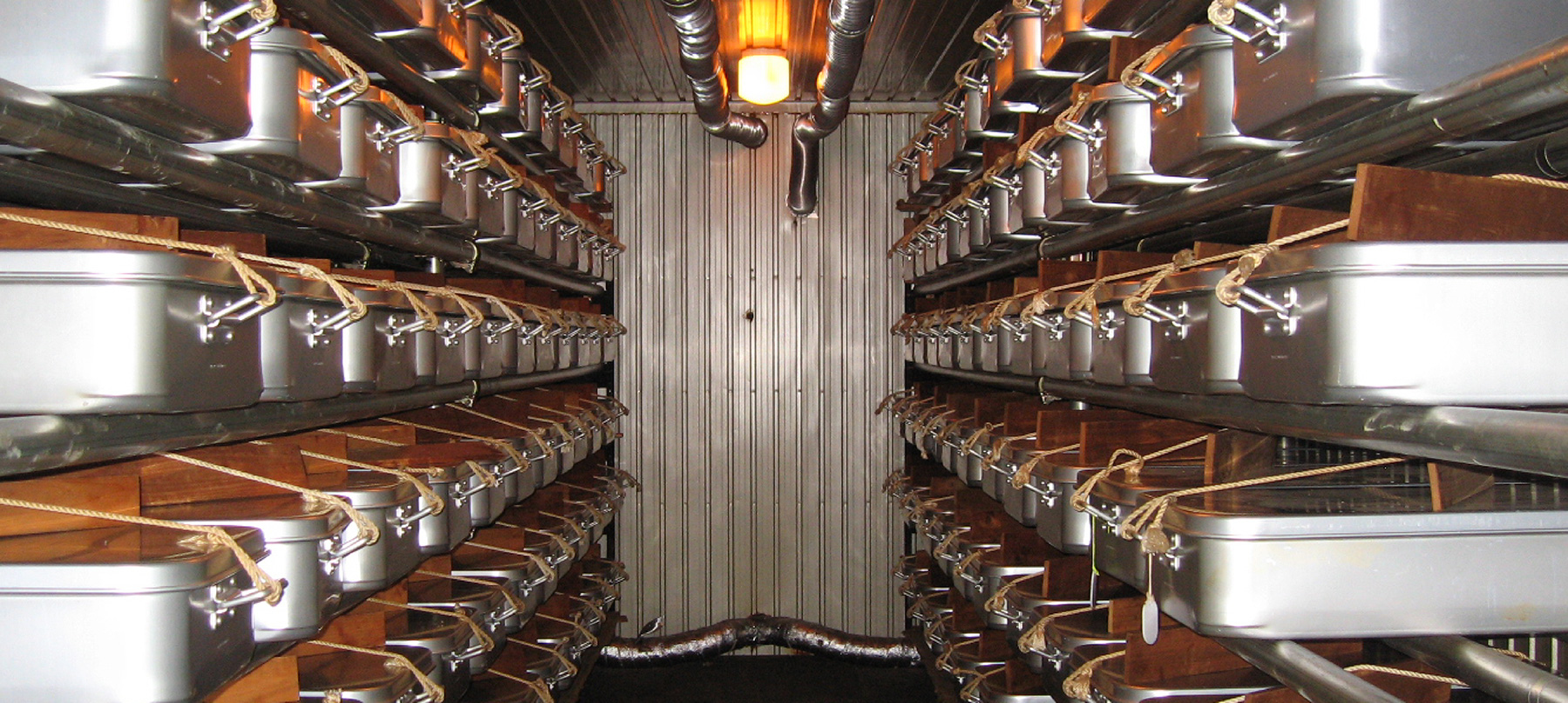 天然發酵, 發酵 30 日，乾涸 30 日 (絕非黑蒸法，與電飯煲製法大有分別) 發酵過程中，氨基酸與糖產生變化而逐漸變黑 採用「無添加熟成法」 發酵後，抗氧化能力提升 10 倍 消化及吸收容易，味道酸甜，無蒜臭味