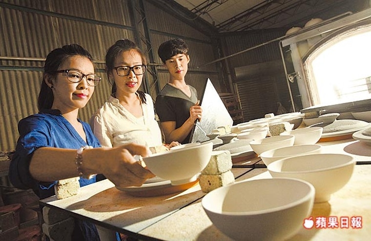 2014年5月，蘋果日報，好命自己拼：青春樂陶陶，7年級姊弟 手繪客製生活陶