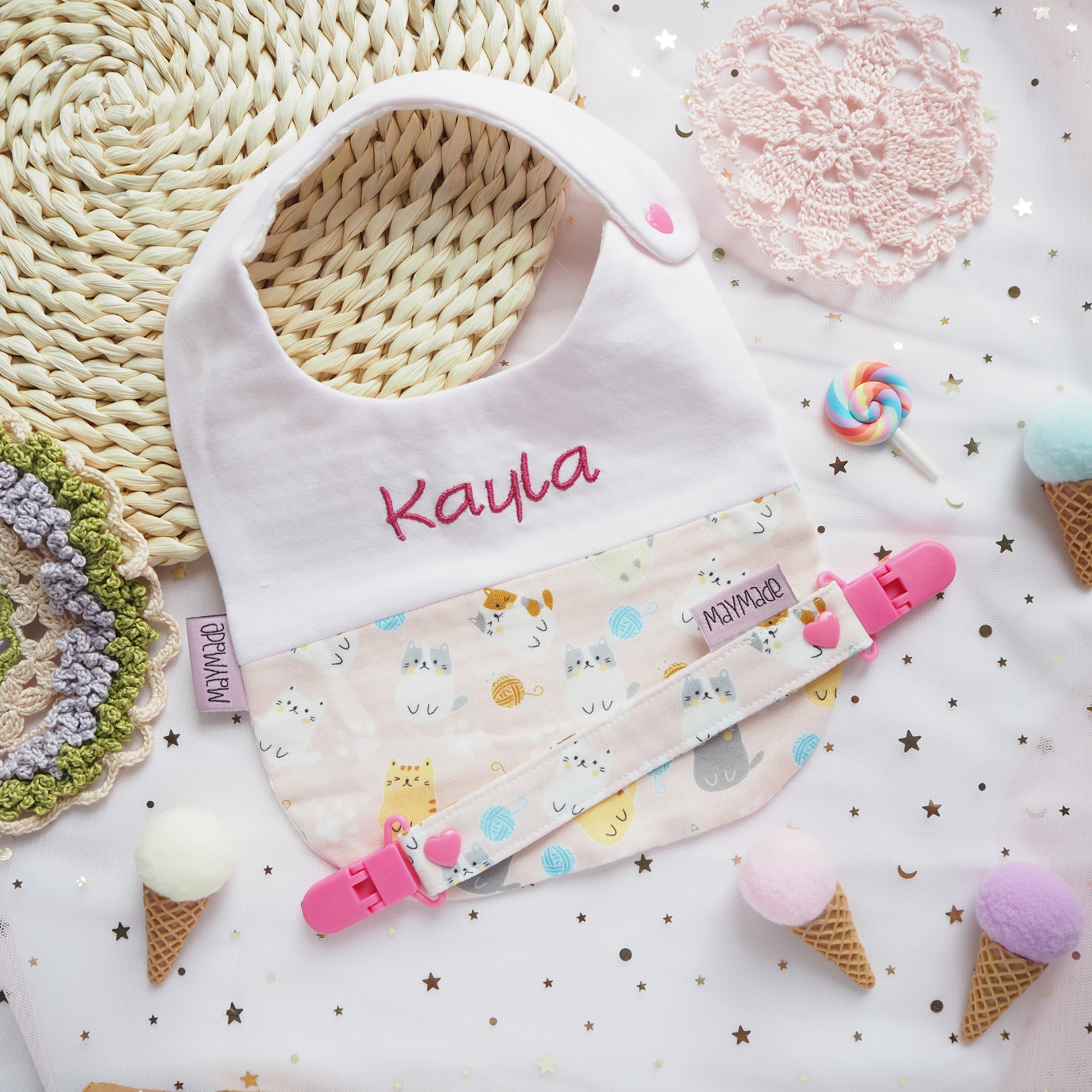 粉紅色貓和冷球圖案 拼布款繡名口水肩