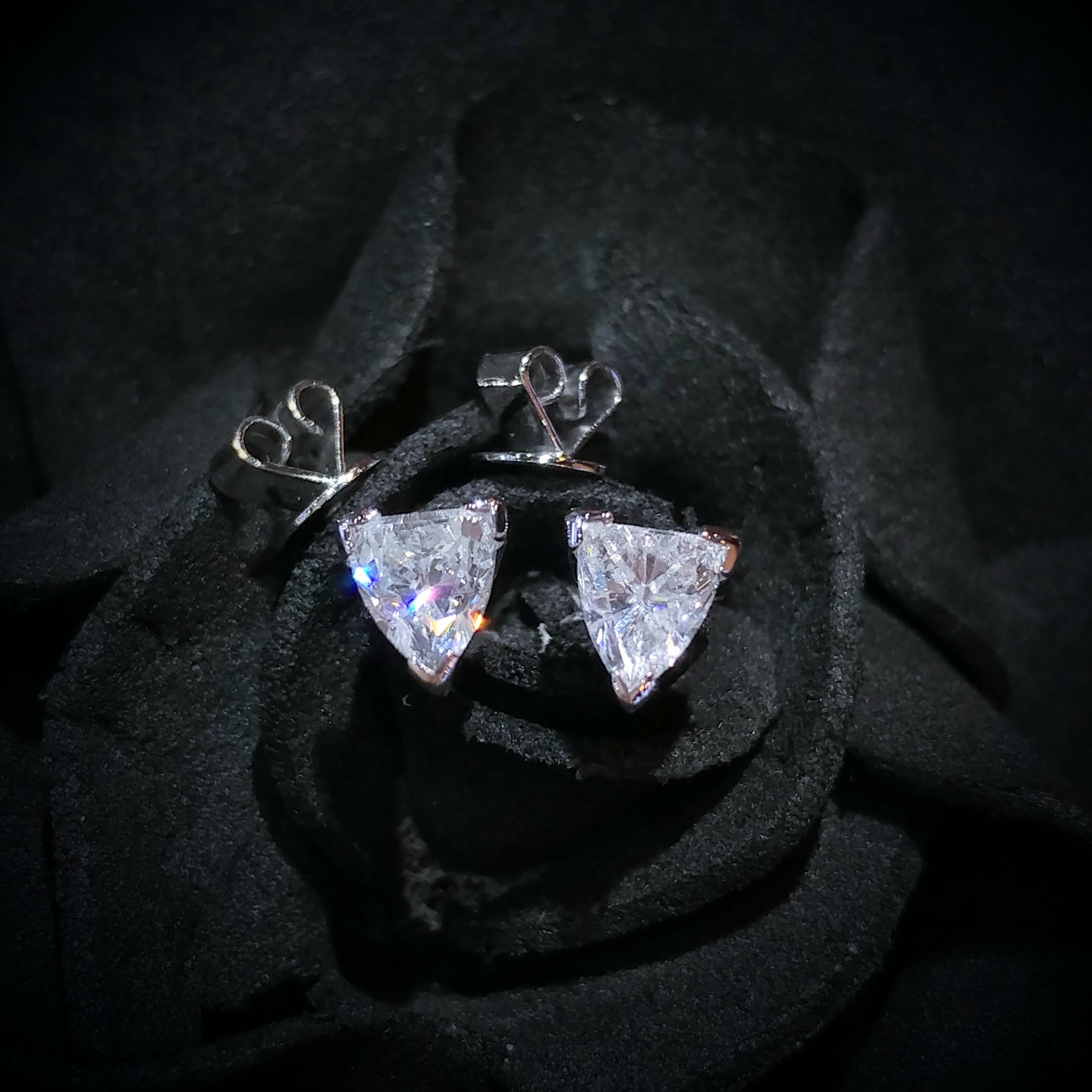 全新18K白金【主石89份三角形鑽石】3爪耳環