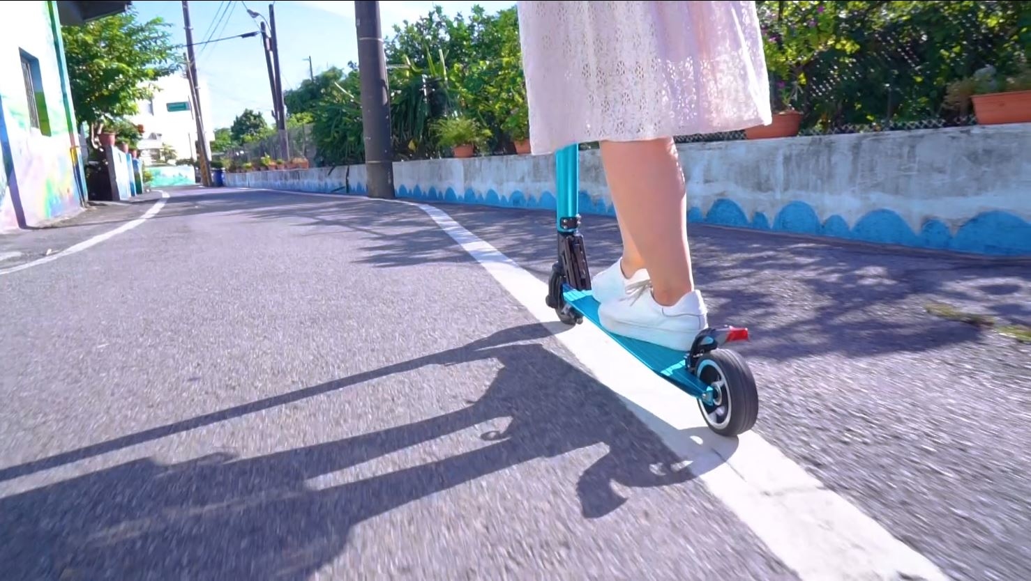 一個女生在路上騎電動滑板車