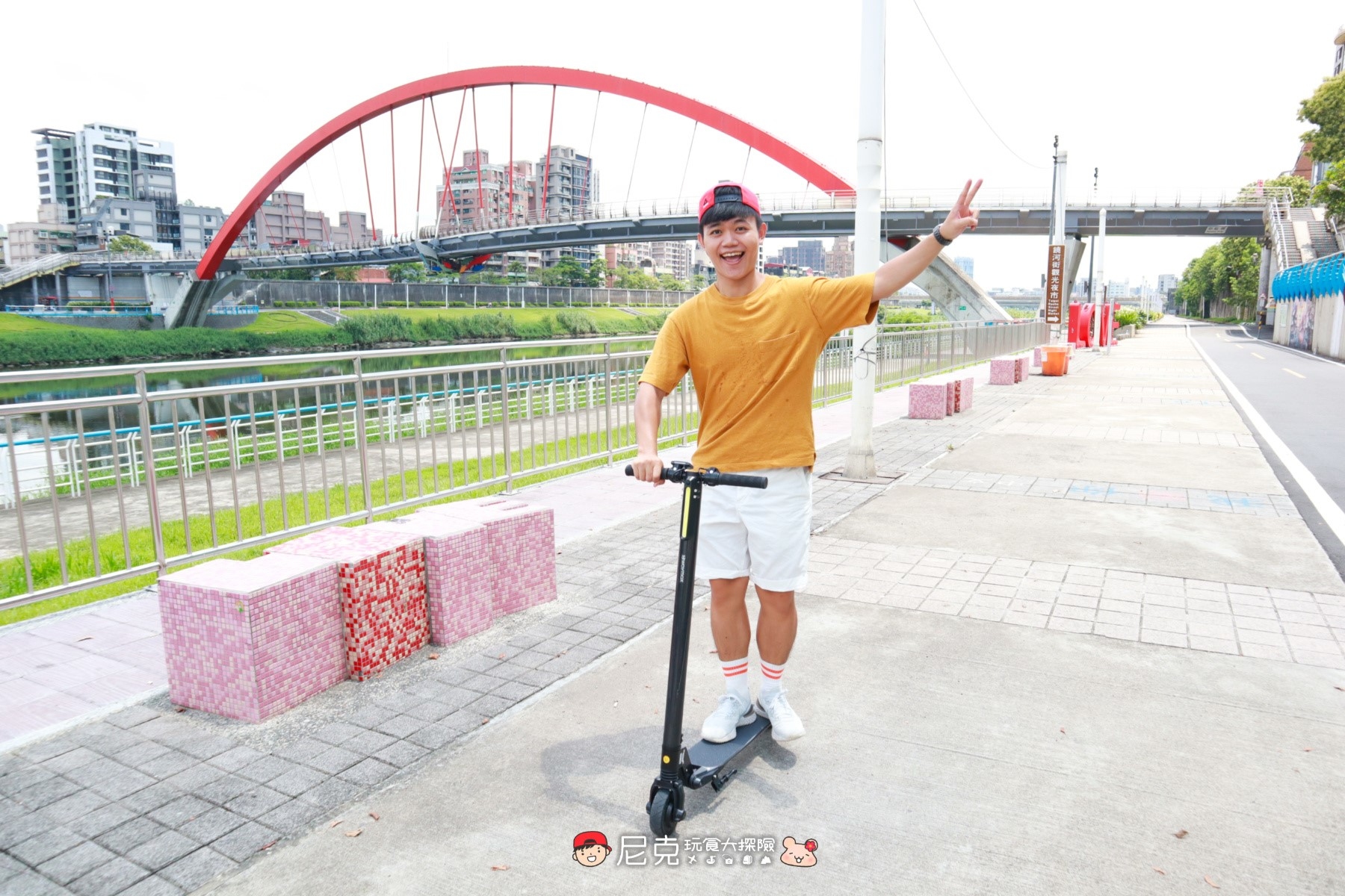 一個男生在騎電動滑板車比YA