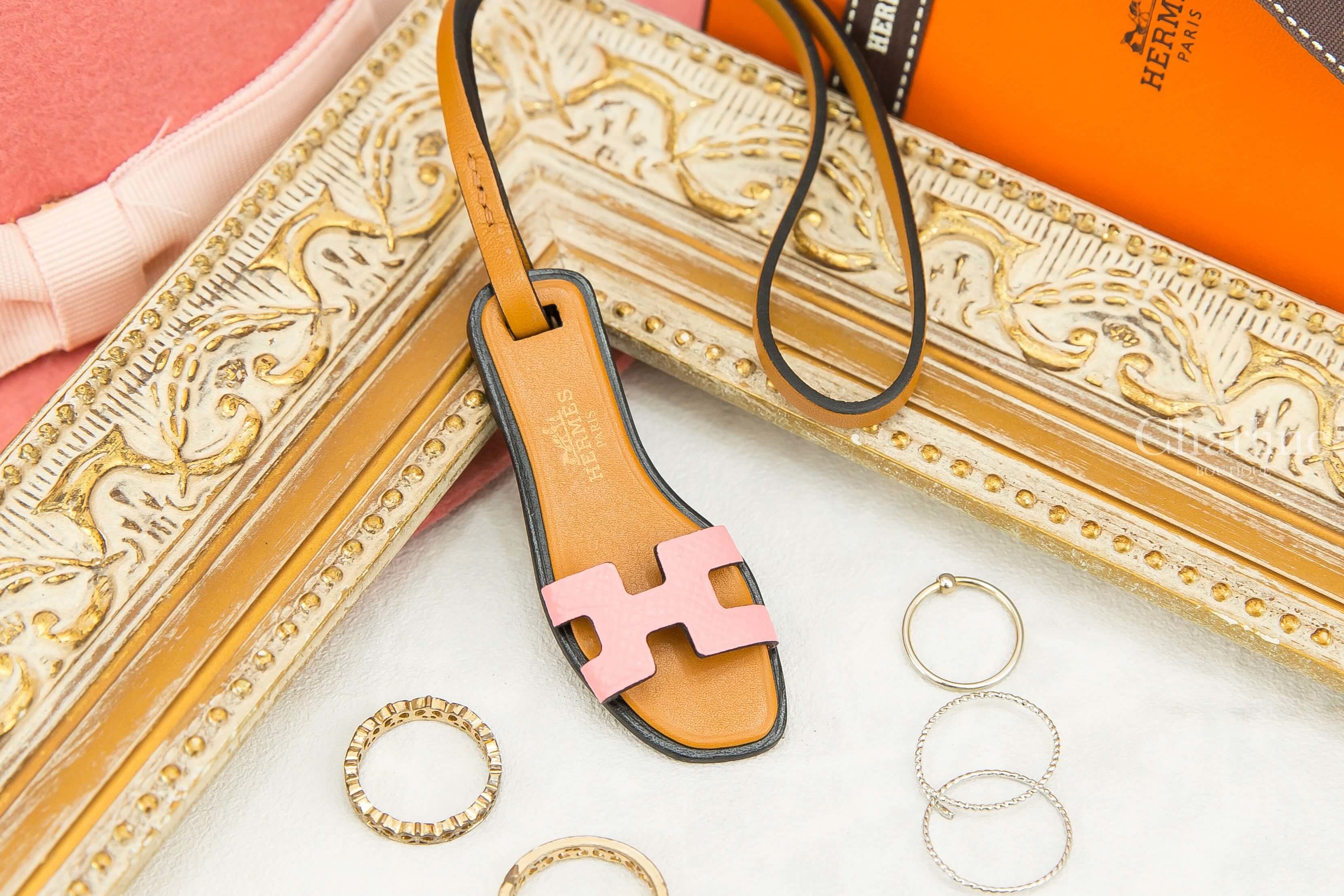 Hermès Oran Nano 夏日粉拖鞋吊飾