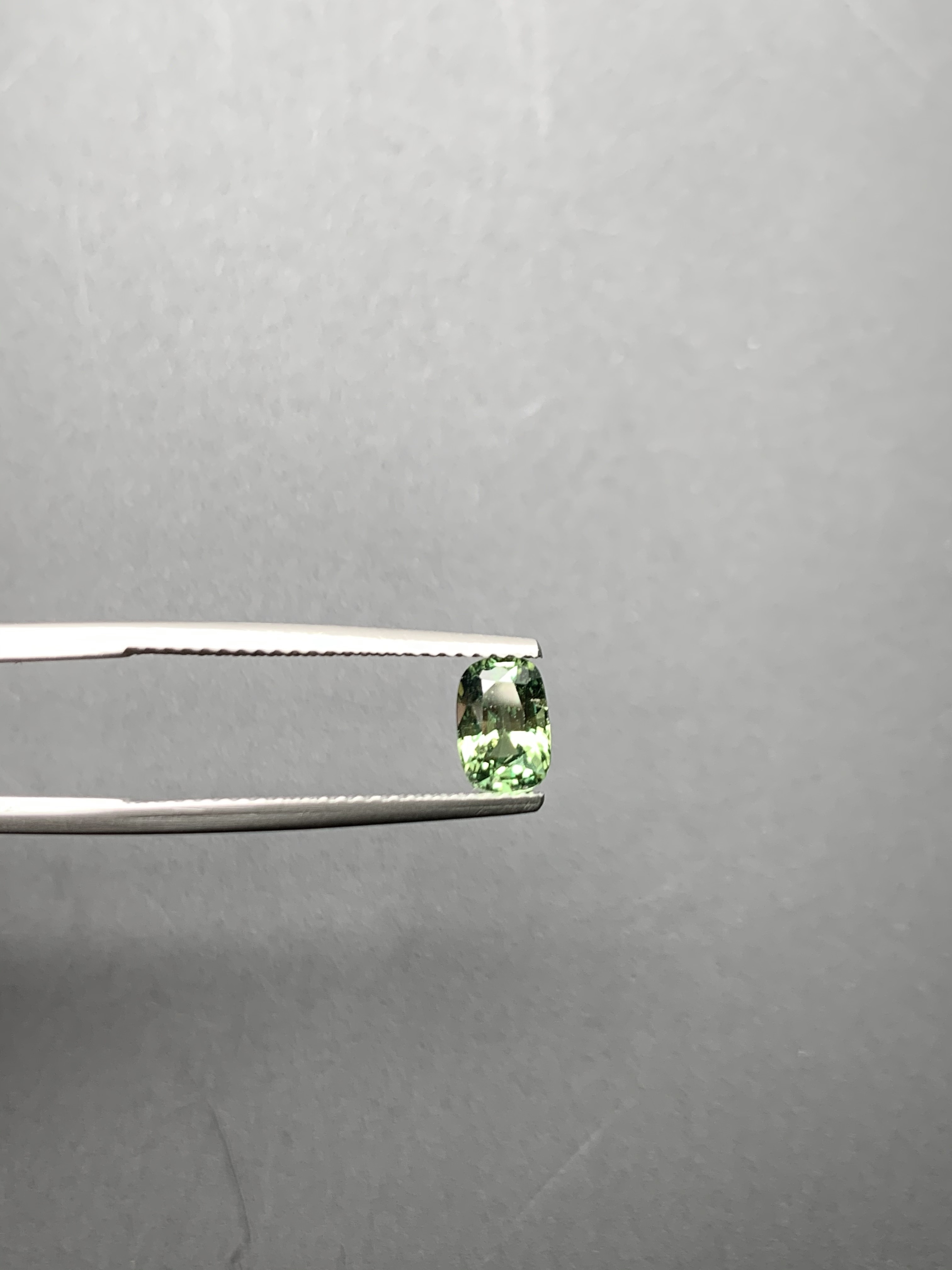 1.04ct 長枕型綠色藍寶石