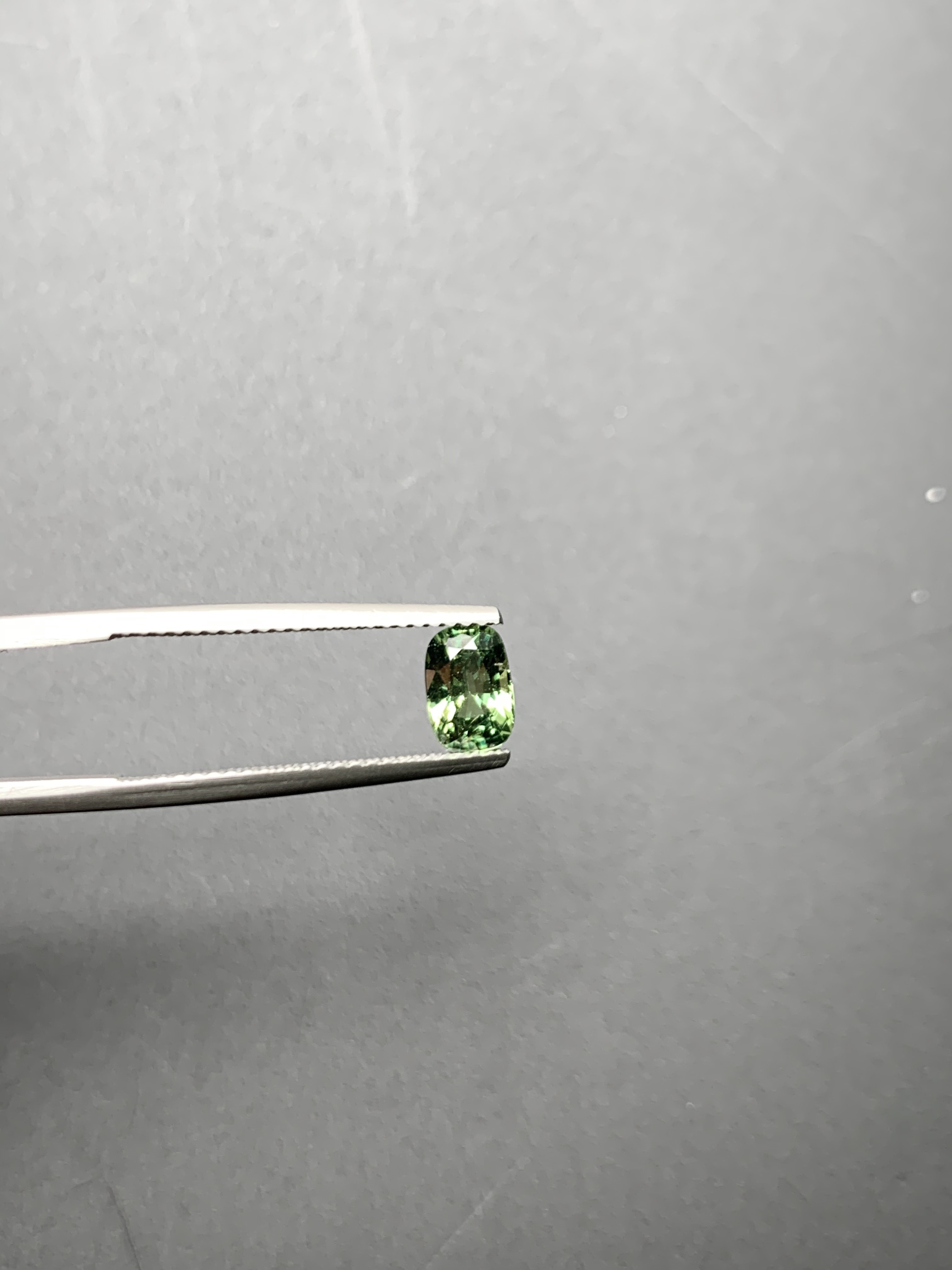 1.04ct 長枕型綠色藍寶石