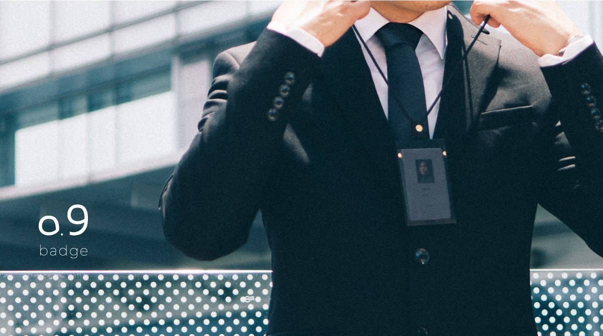 西裝 上班族 配戴 0.9 Badge