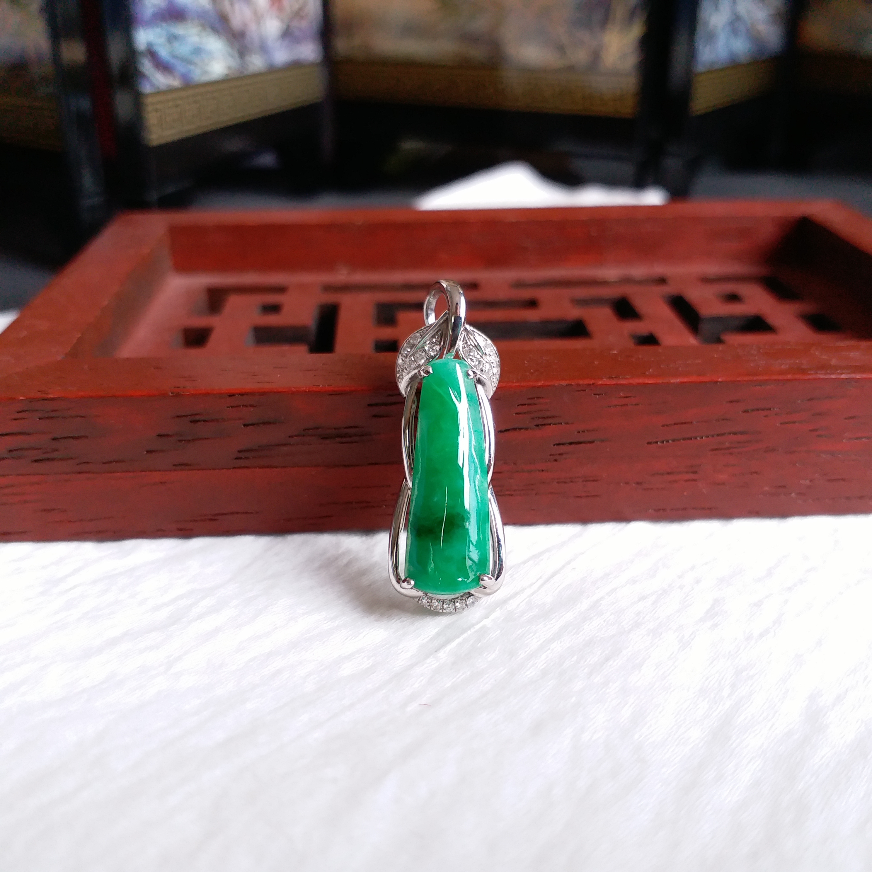 J1840 冰陽綠節節高昇鑲18K金真鑽小吊墜