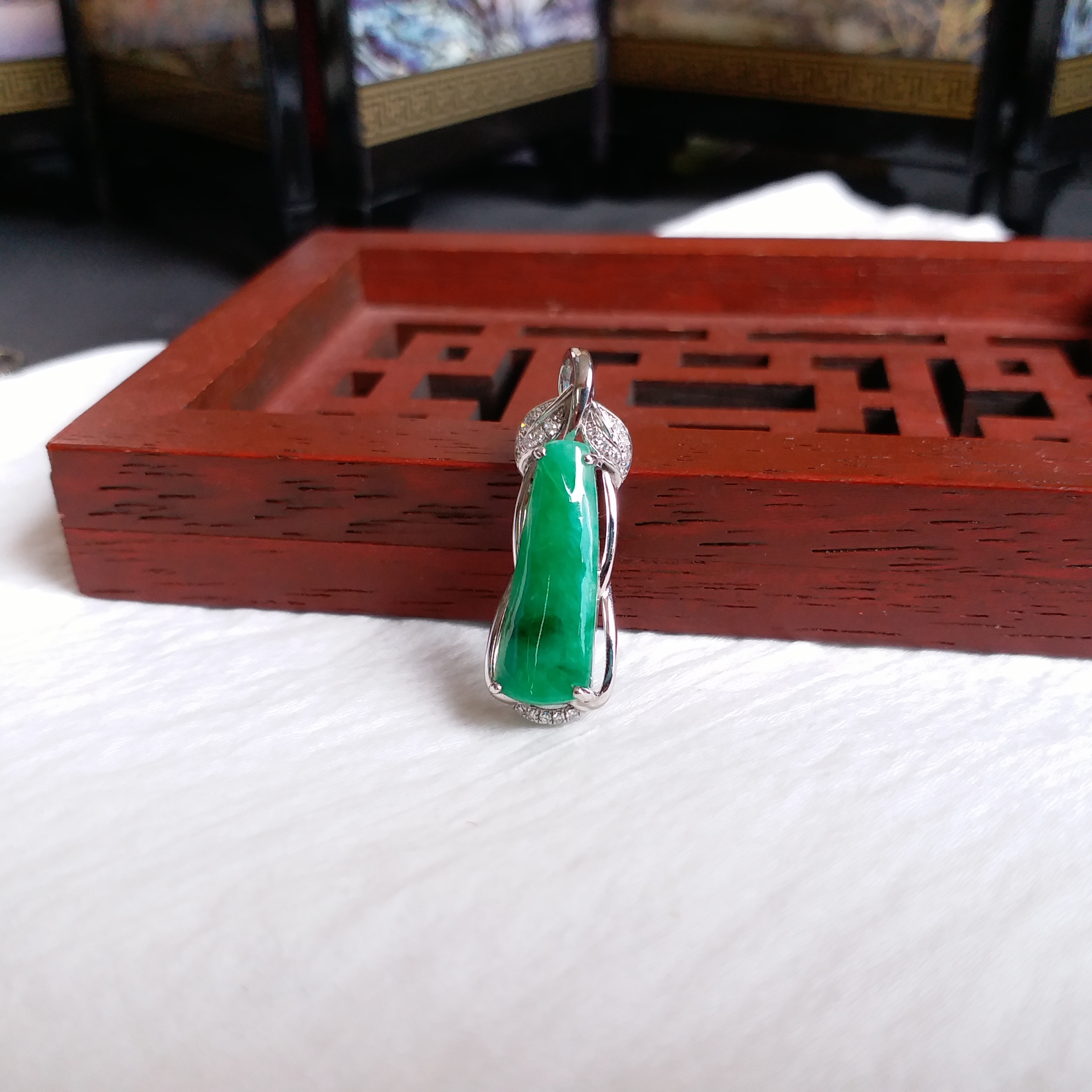 冰陽綠節節高昇鑲18K金真鑽小吊墜, 天然翡翠A玉, 緬甸玉, Jade, Jadeite