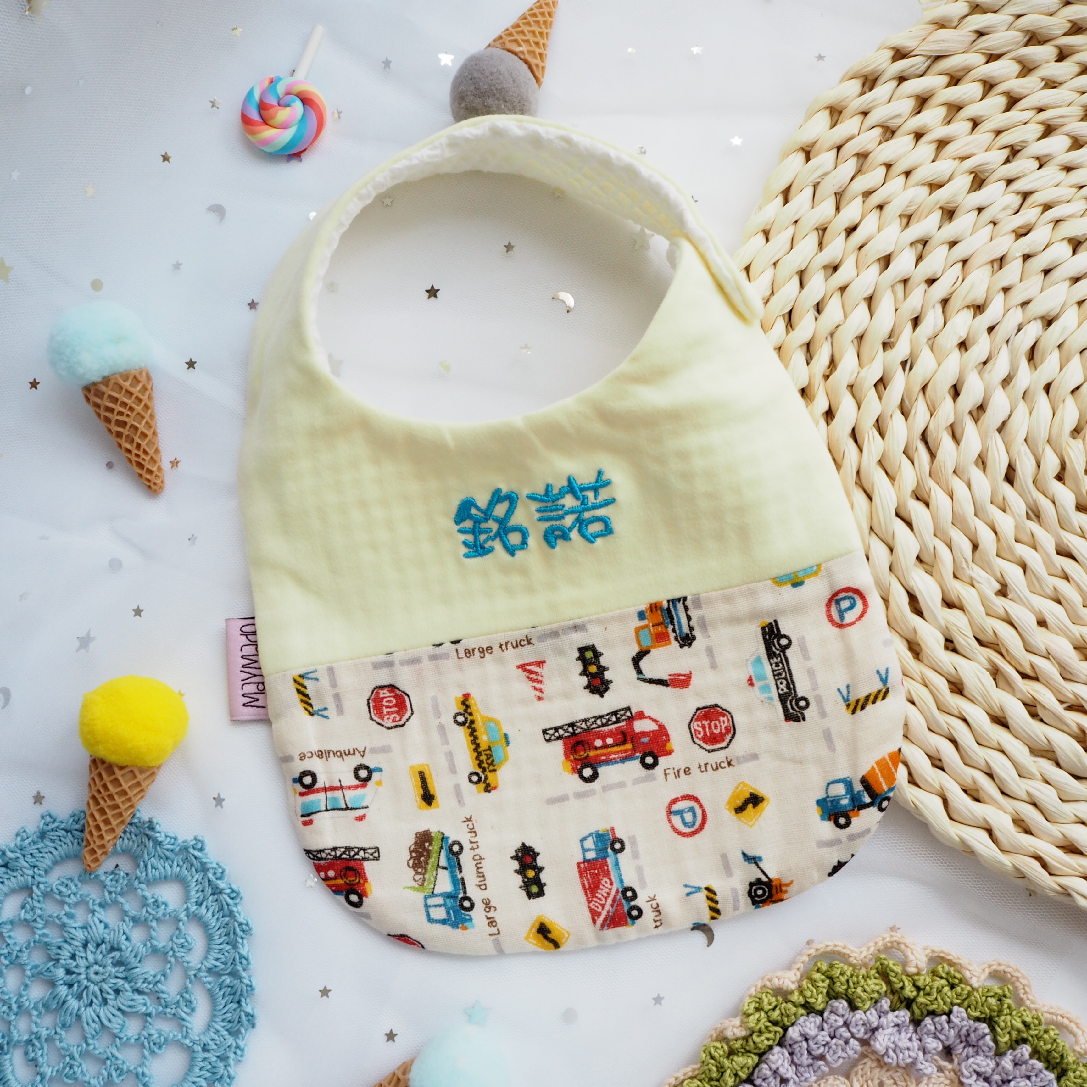 英文字車圖案 拼布款繡名口水肩