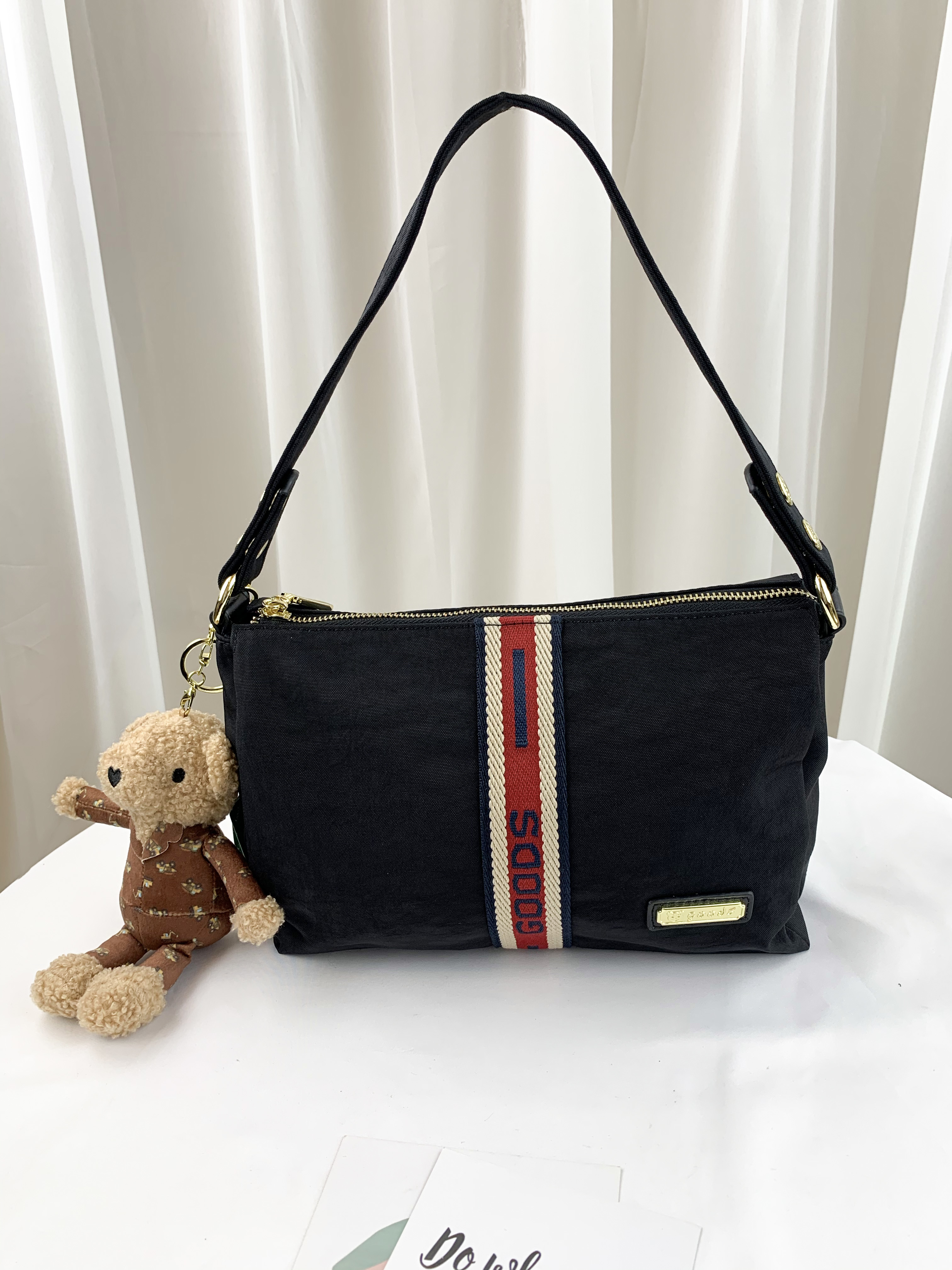 GOODS 織帶黑 水洗紋防潑水側背包 附小熊吊飾 #2454