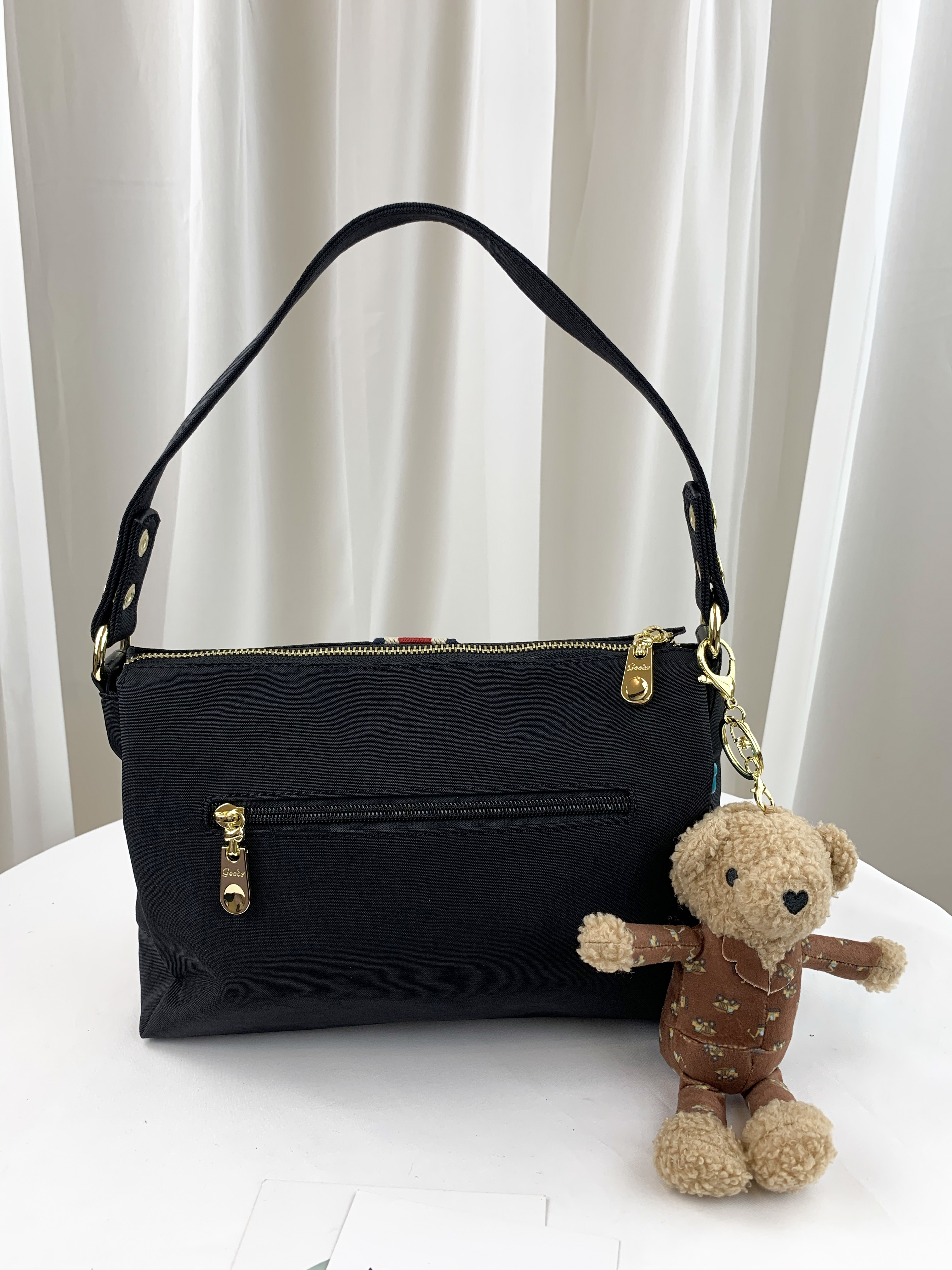 GOODS 織帶黑 水洗紋防潑水側背包 附小熊吊飾 #2454