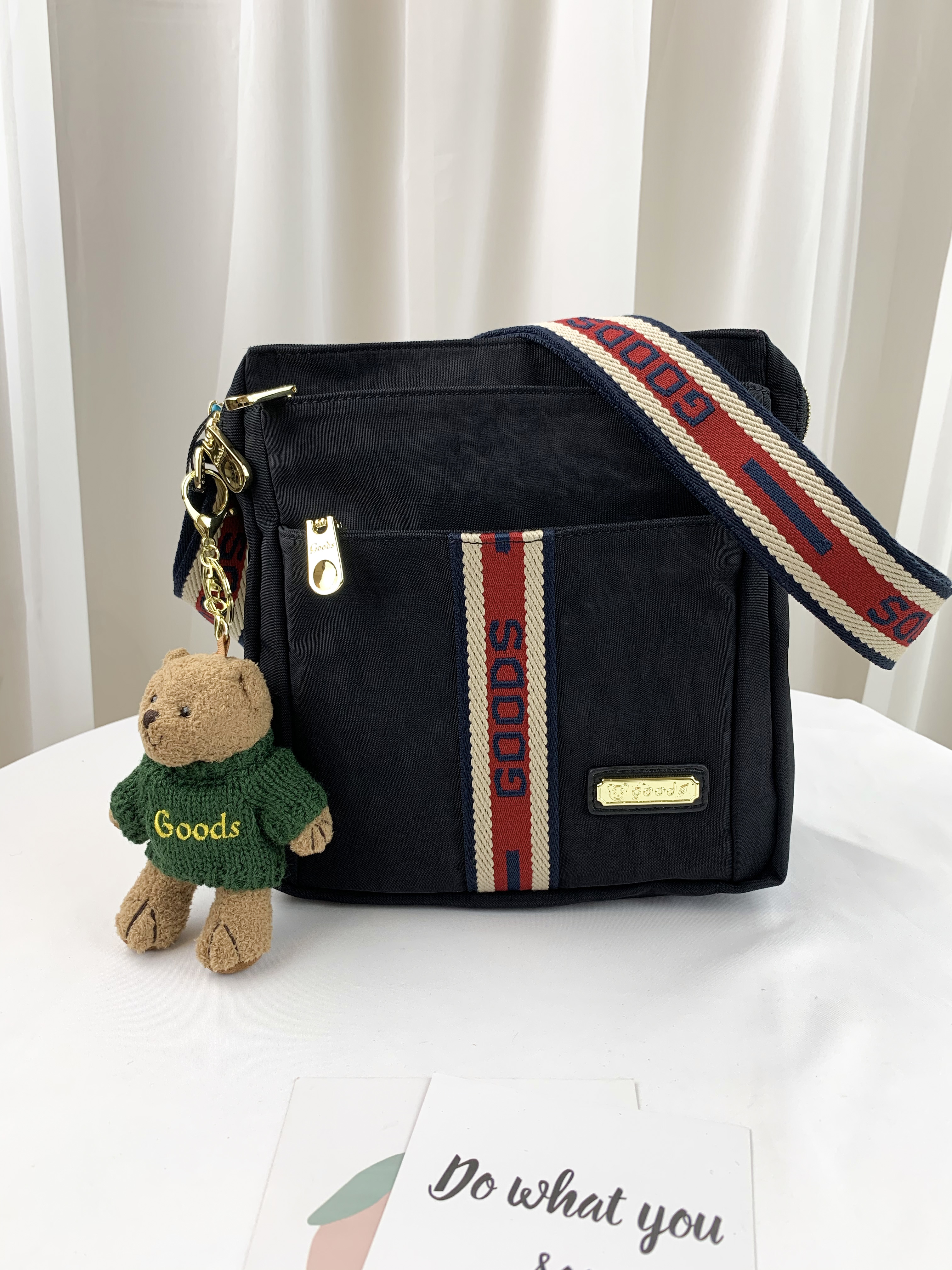 GOODS 織帶黑 水洗紋防潑水側背包 附小熊吊飾 #29301