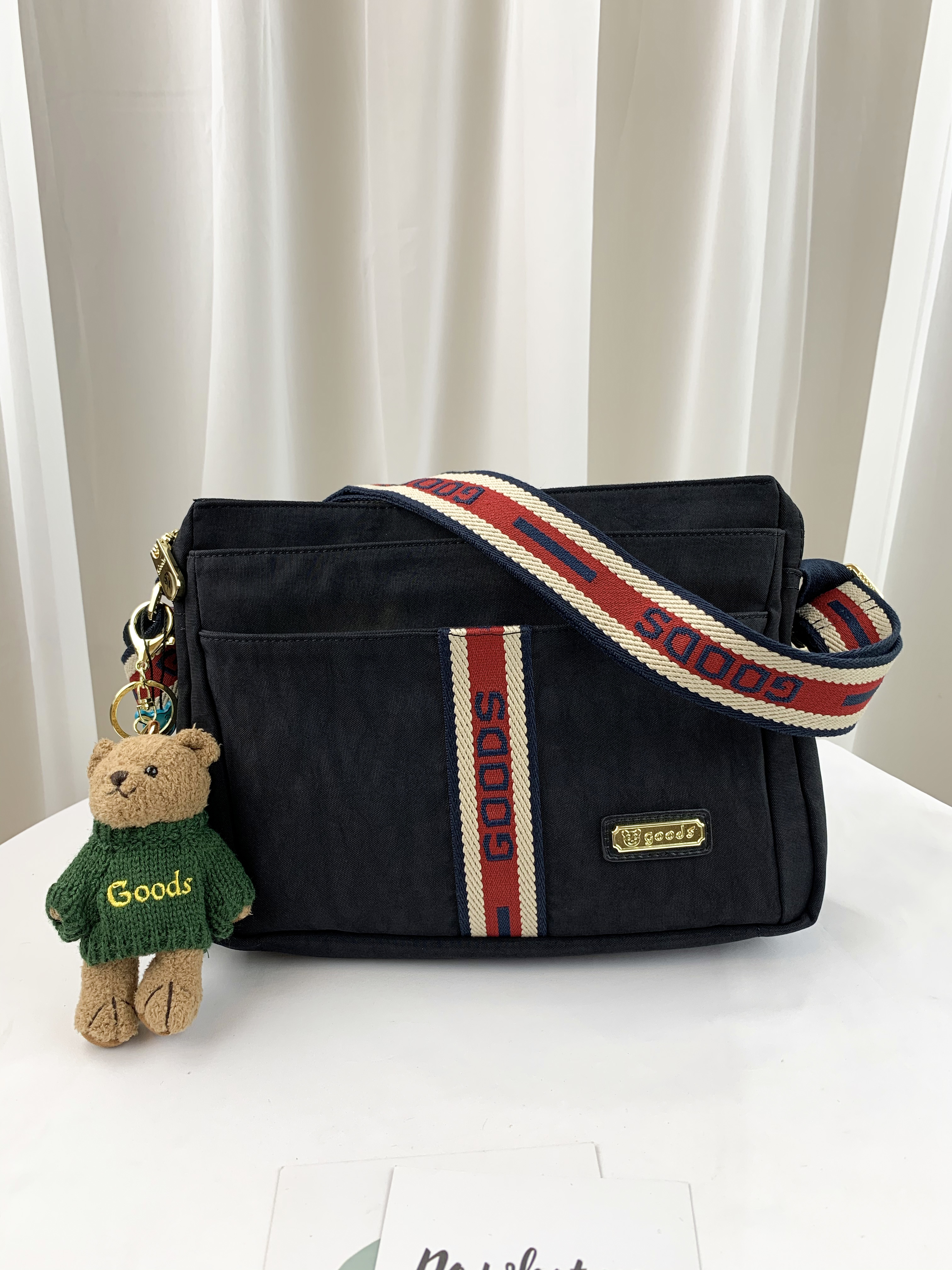 GOODS 織帶黑 水洗紋防潑水側背包 附小熊吊飾 #29302
