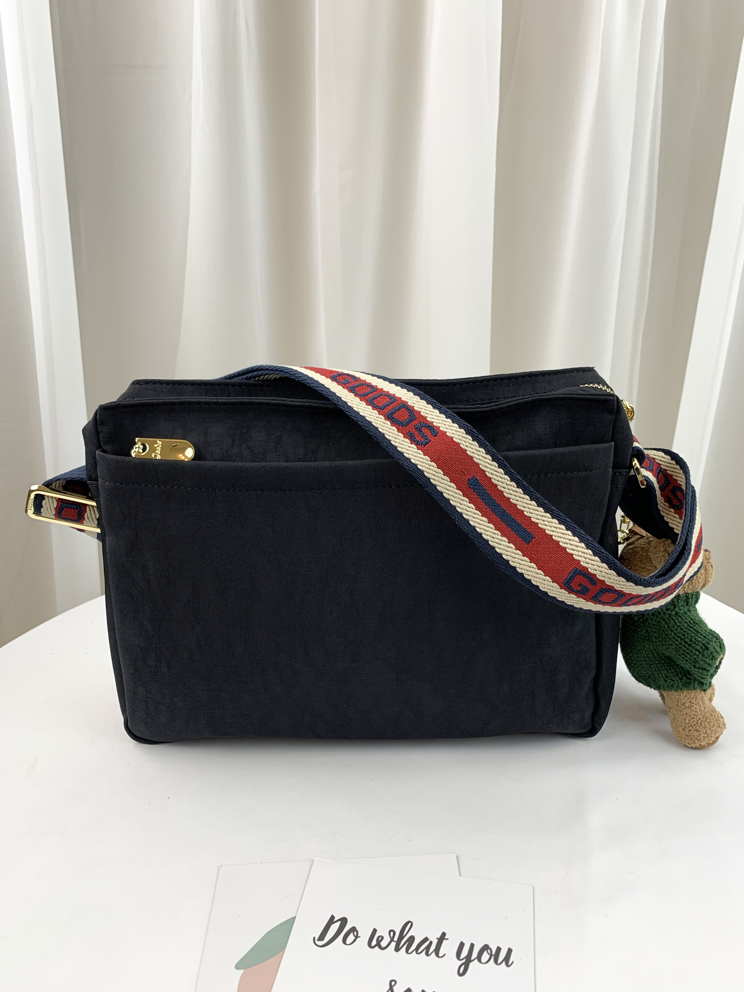 GOODS 織帶黑 水洗紋防潑水側背包 附小熊吊飾 #29302